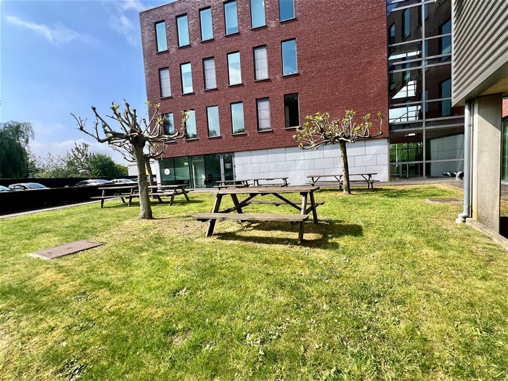 Instapklare kantoren in Zele met ruime parking foto 12