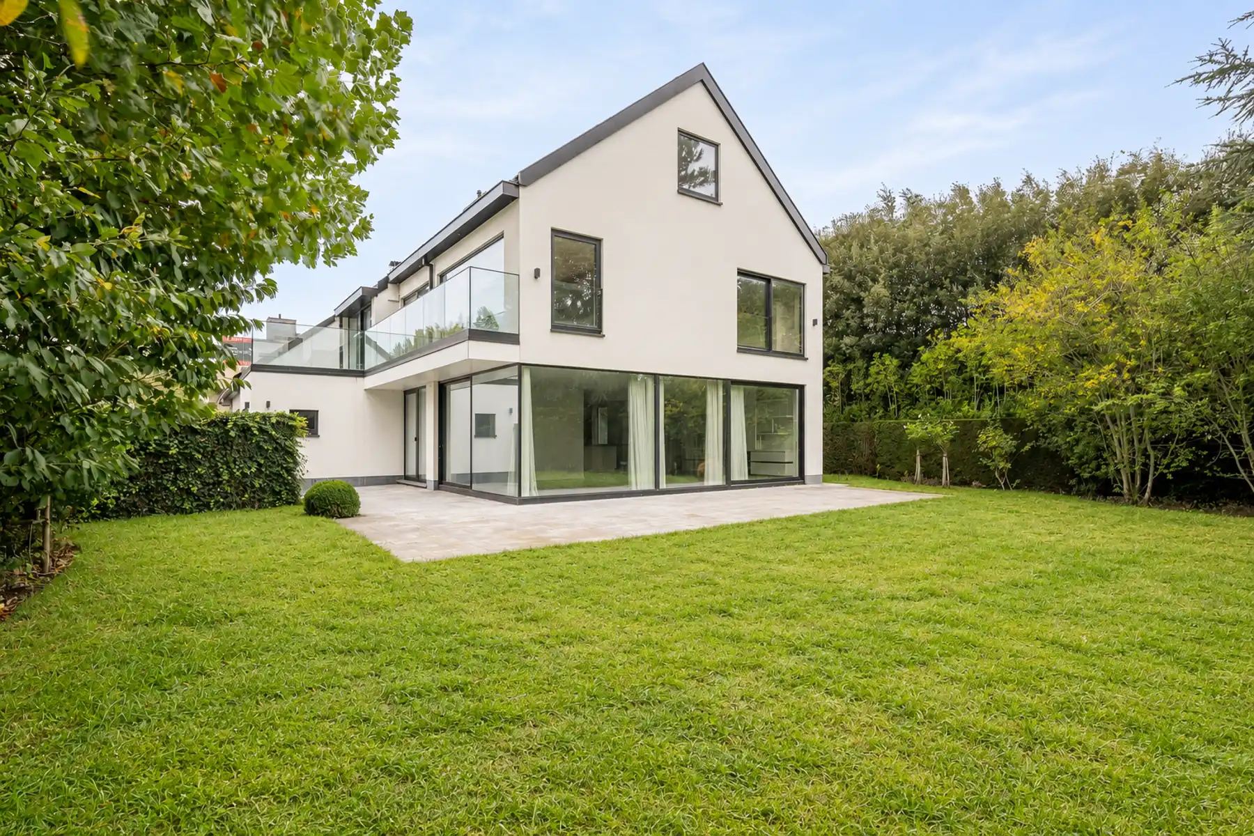 Exclusief: vernieuwde, veelzijdige en ruime koppelvilla  foto {{pictureIndex}}
