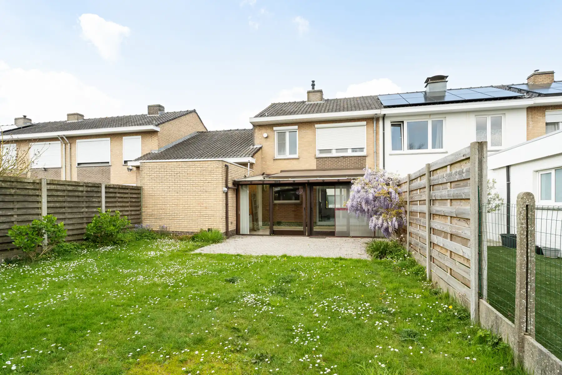 Lichtrijke woning met 4 slaapkamers, garage en verzorgde tuin. foto 4