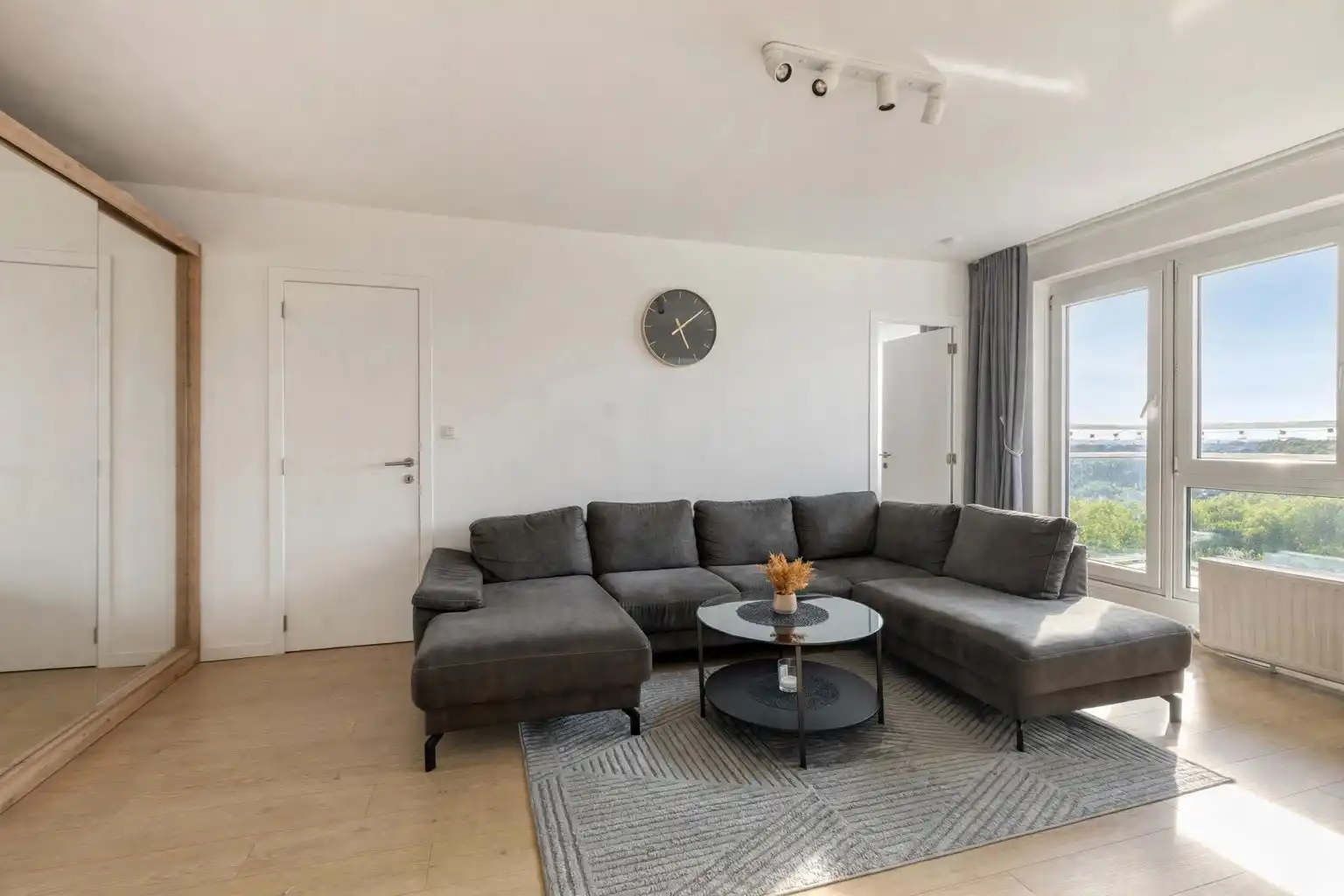 Lichtrijk gerenoveerd appartement op topligging foto {{pictureIndex}}