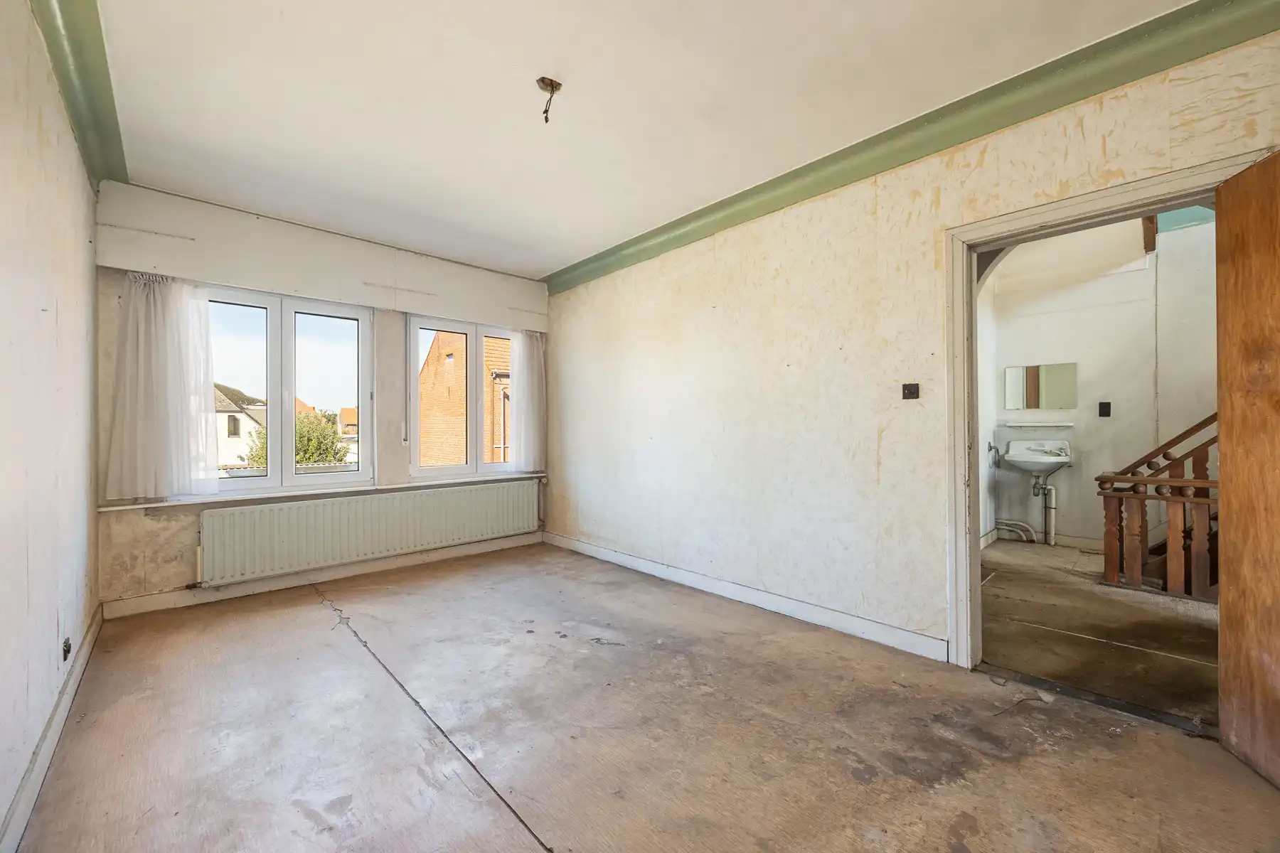 Te renoveren woning met 4 slaapkamers op een rustige locatie. foto 10