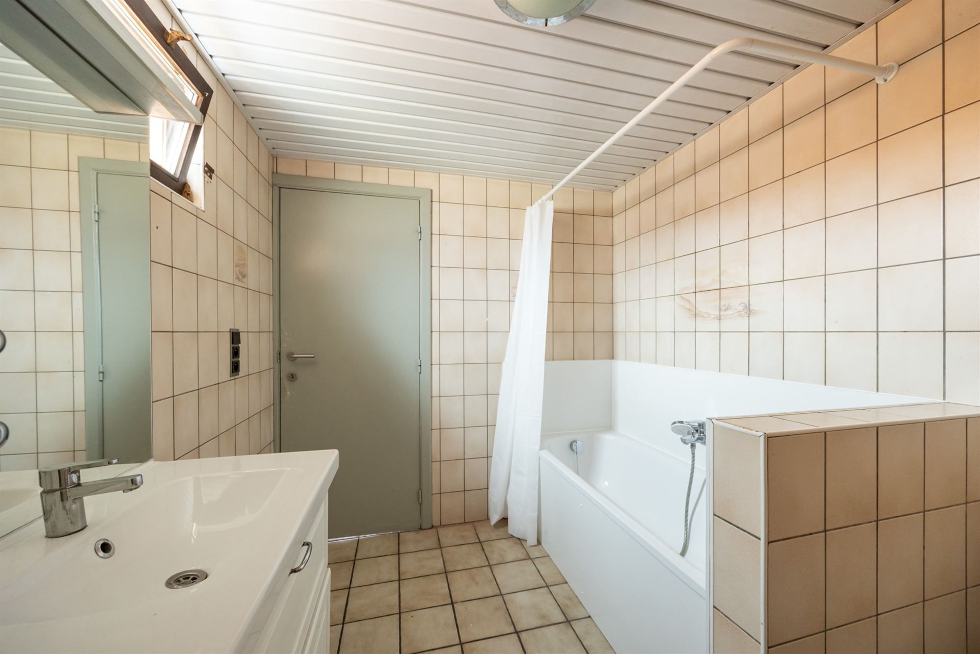 Ruime gezinswoning met vier slaapkamers en tuin foto 8