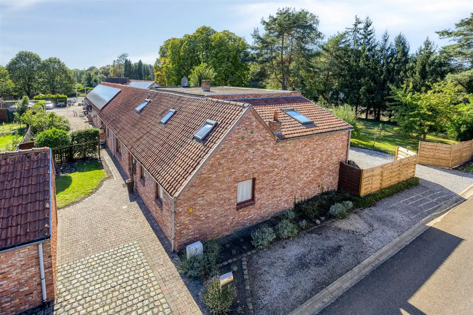 TE KOOP: Uniek woon- en investeringspand met ruime woning en 6 verhuurde studio’s te Heusden-Zolder! foto 4