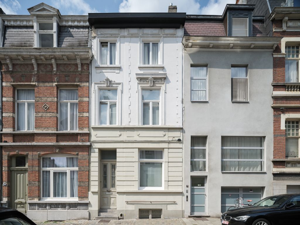 Karaktervolle burgerwoning met drie slaapkamers en een aangename, groene tuin op een uitstekende locatie in Gent. foto 30