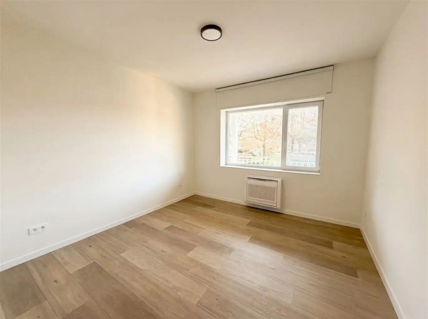 Luxe appartement voorzien van 4 slaapkamers, ruim terras, afgesloten garagebox en 2 autostaanplaatsen gelegen nabij het centrum van Maaseik. foto 8