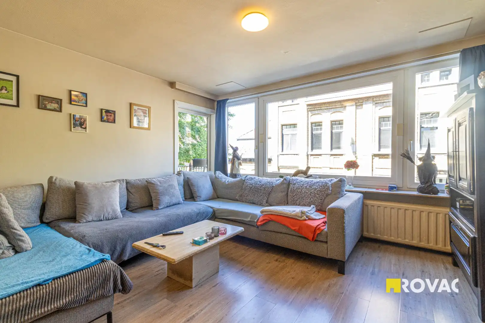 Centraal gelegen appartement met staanplaats en berging! foto 2