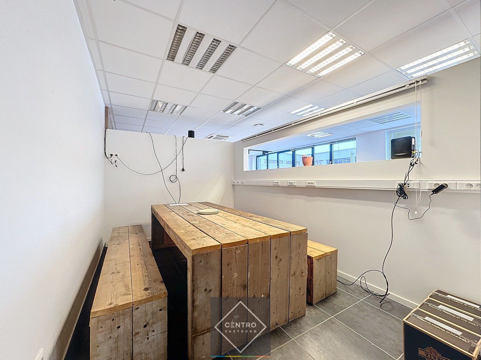 Instapklare KANTOREN (250m²) met 6 private parkeerplaatsen voor de deur te Brugge! Ideale uitvalsbasis naar kust en binnenland! foto 5