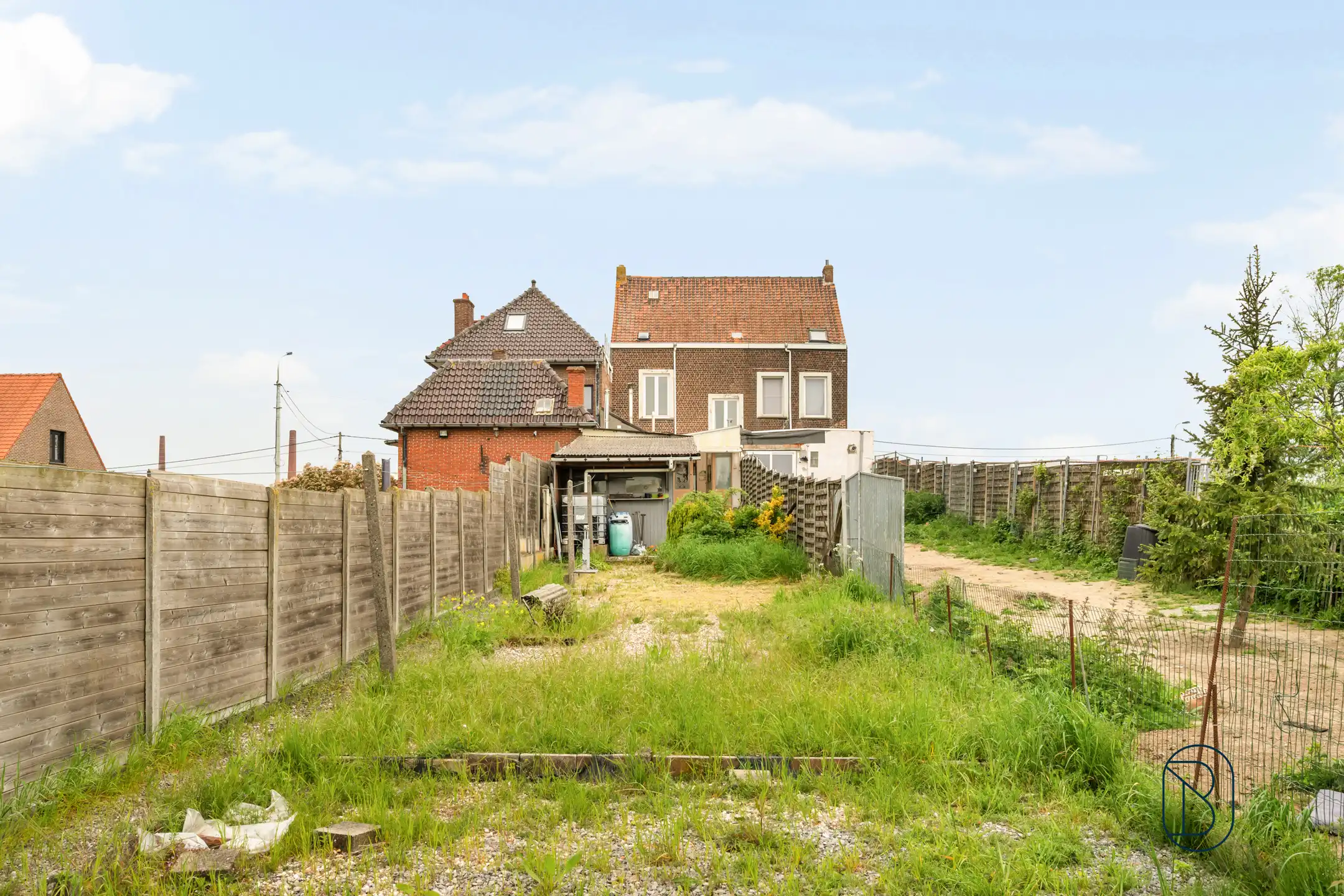 Te renoveren rijwoning met veel potentieel foto 2