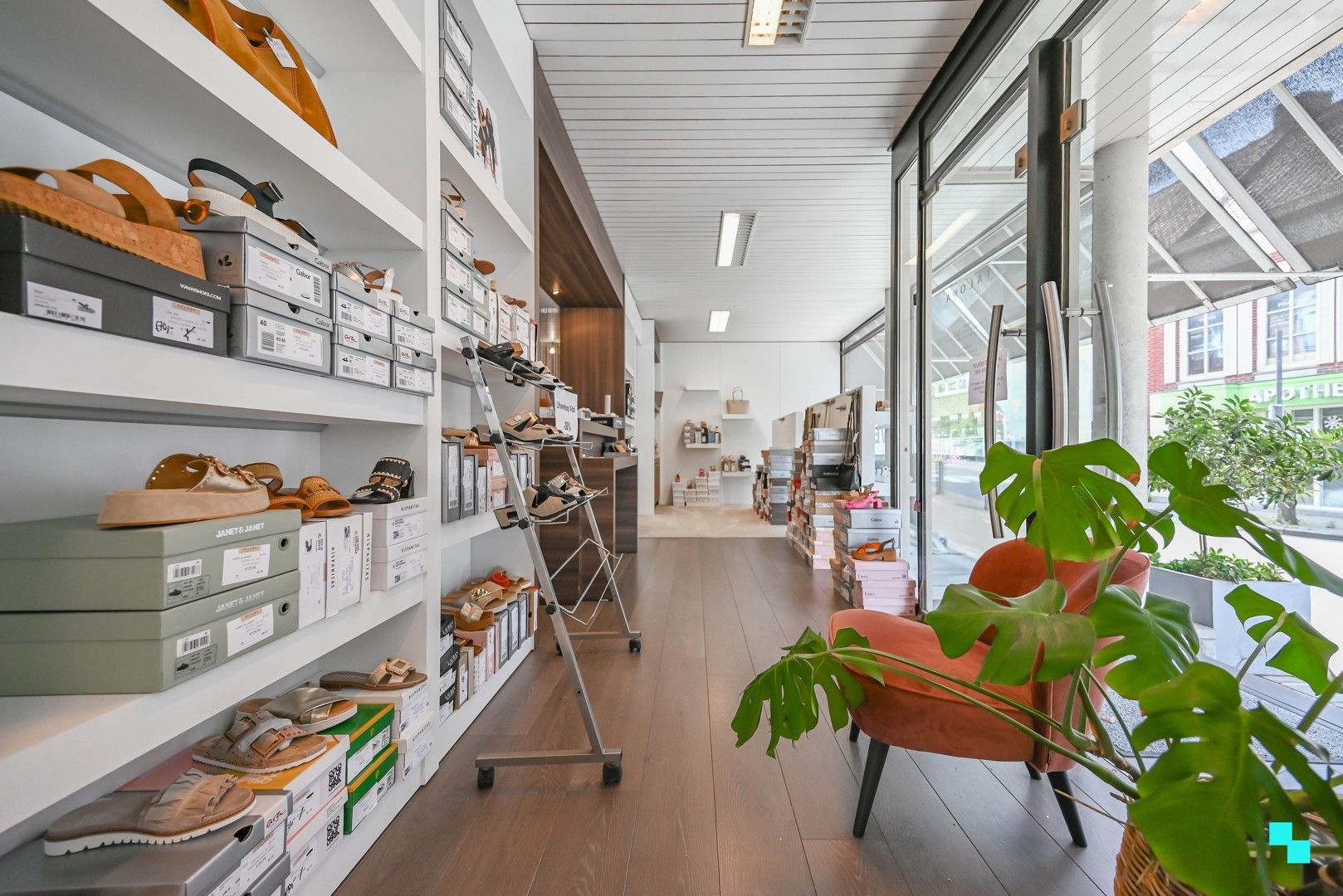 Centraal gelegen handelspand met etalage in hartje Lendelede foto 7