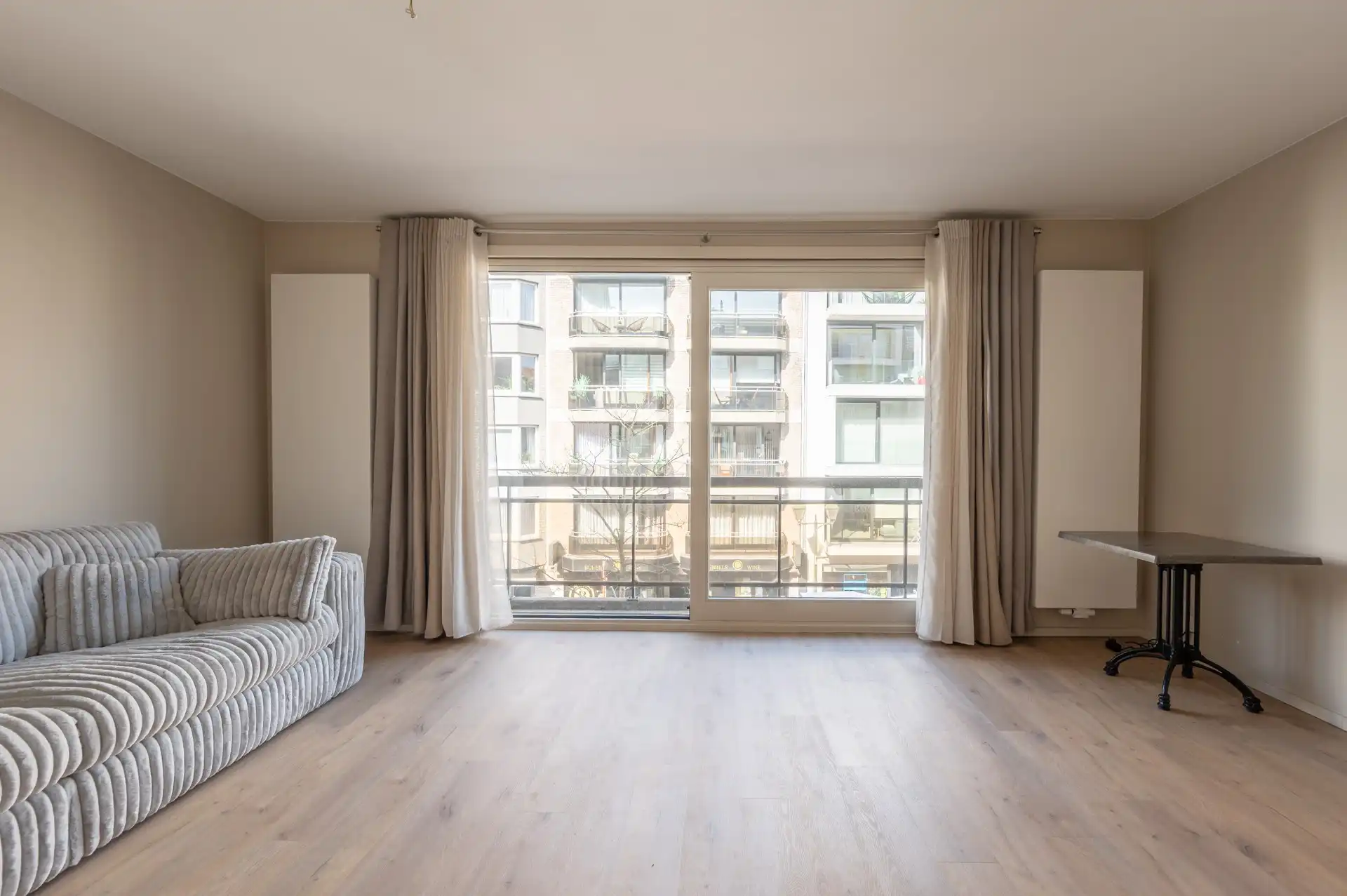 Ongemeubeld: vernieuwde studio op de Lippenslaan! foto 5