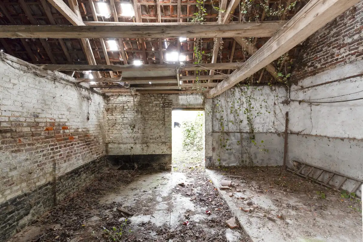 Te renoveren woning met magazijn en tweede oprit! foto 15