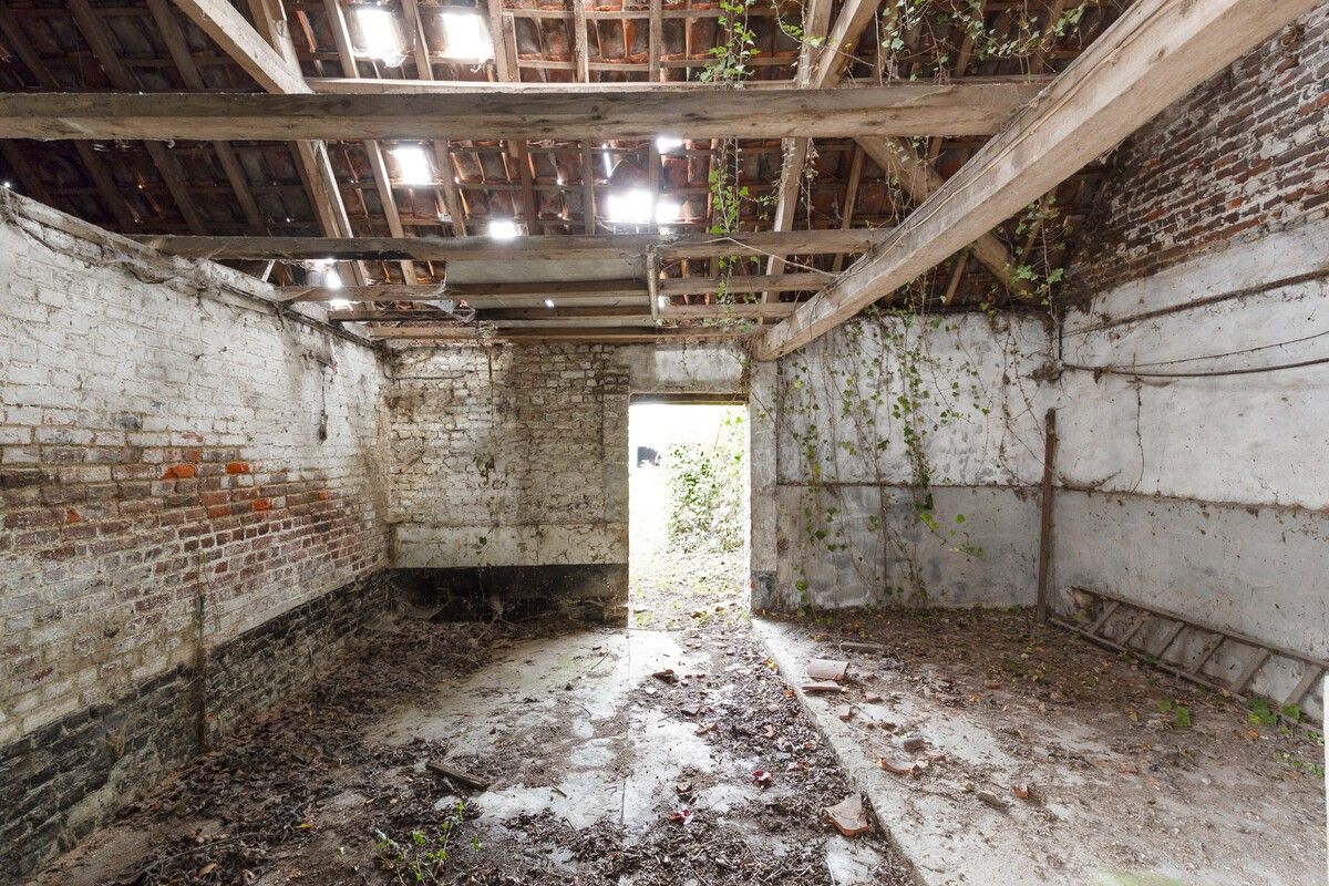 Te renoveren woning met magazijn en tweede oprit! foto 16