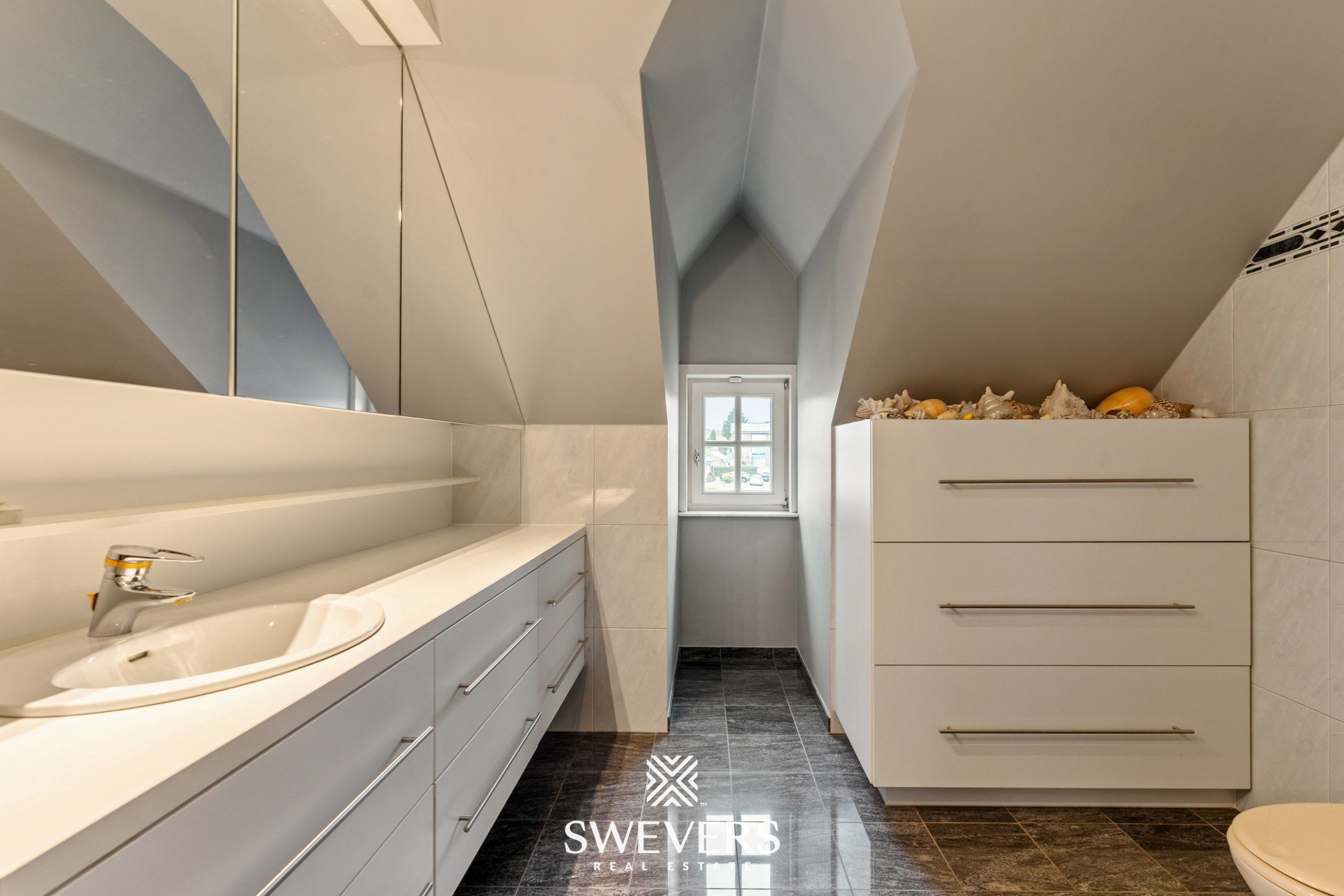 Ruime open bebouwing met 4 slaapkamers en zonnige tuin in Houthalen foto 27