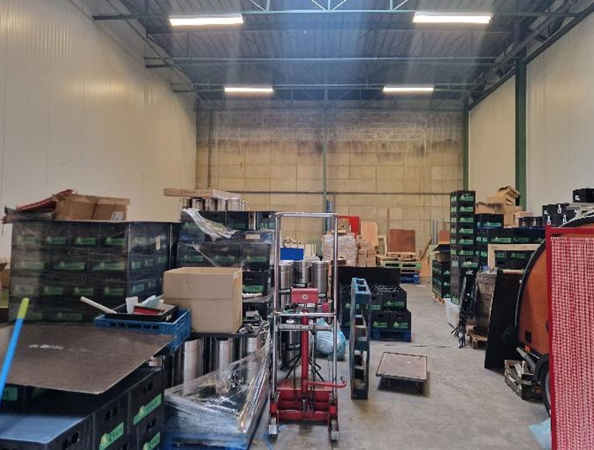 Magazijn te huur met een oppervlakte van 150 m².  foto 3