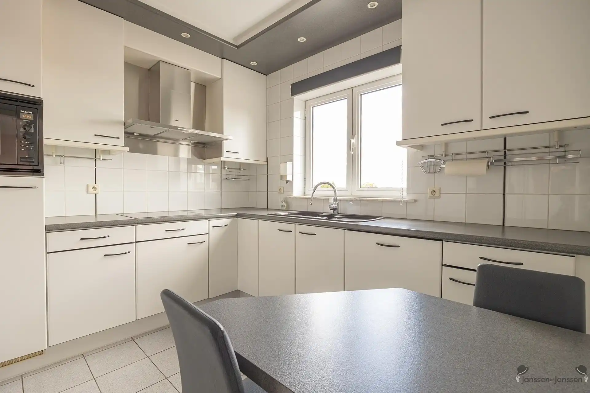 Centraal gelegen appartement met 3 slpks en 2 badkamers foto 8