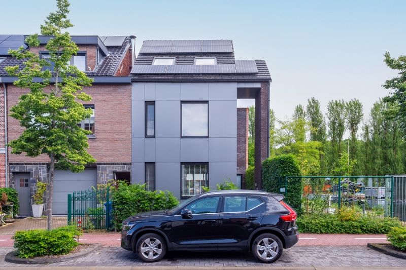 Prachtige instapklare woning met zee van ruimte, ruime tuin!!! foto {{pictureIndex}}