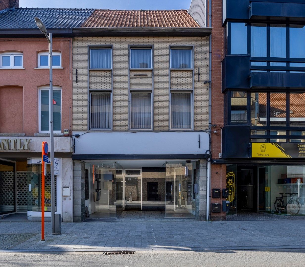 Verzorgd handelspand met woonst in het centrum van Izegem. foto 1