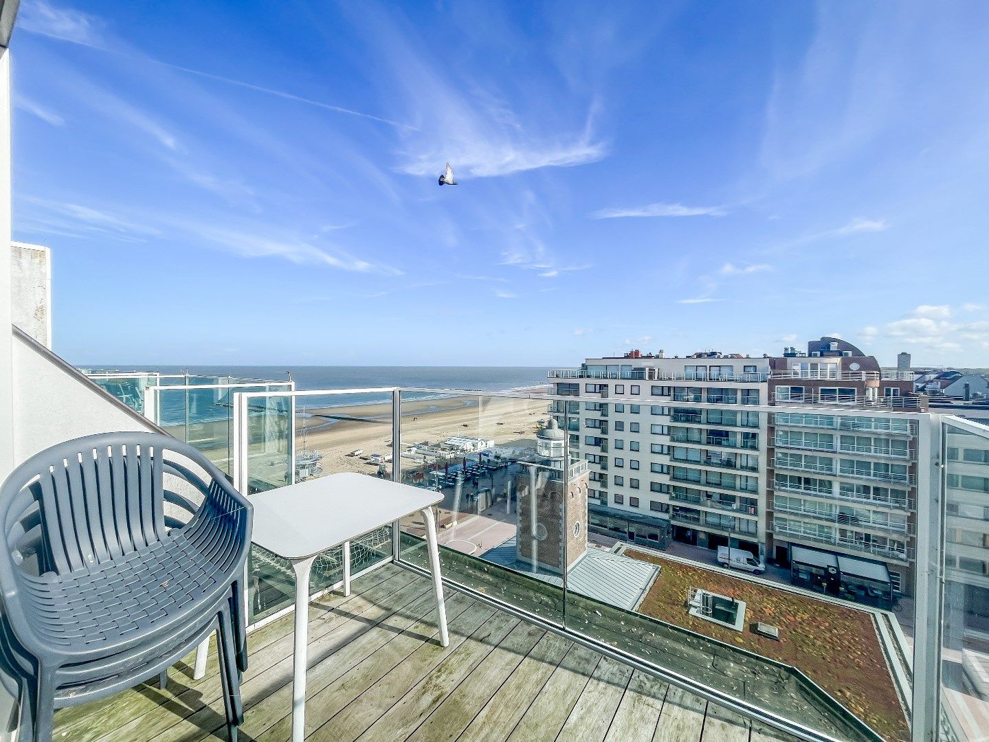 Duplex dakappartement met mooi zeezicht en 2 zonneterrassen gelegen aan het Lichttorenplein. Garage te koop foto 6