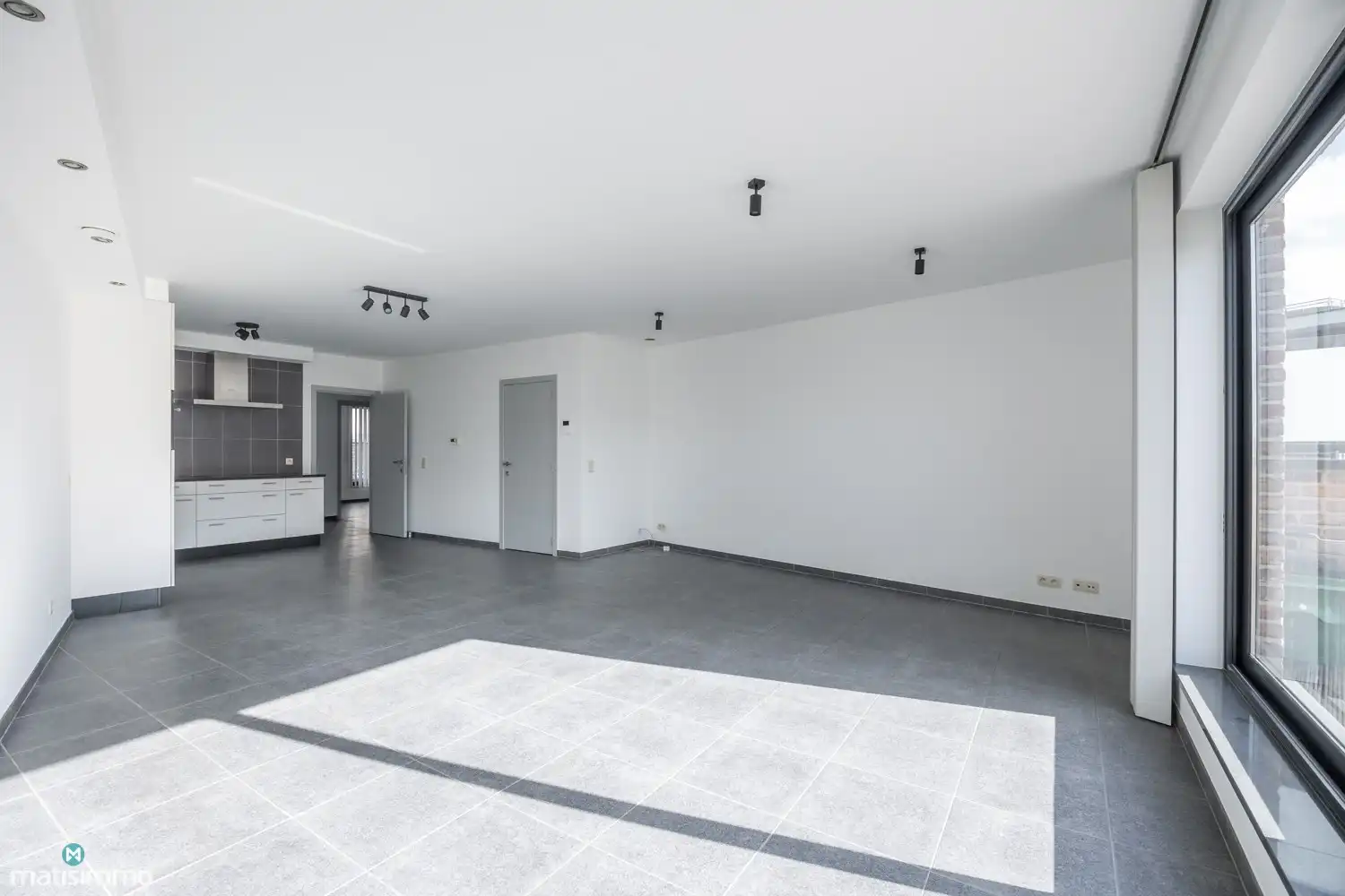 INSTAPKLAAR APPARTEMENT MET 2 SLAAPKAMERS, RUIM TERRAS EN AUTOSTAANPLAATS IN HET CENTRUM VAN BILZEN foto 5