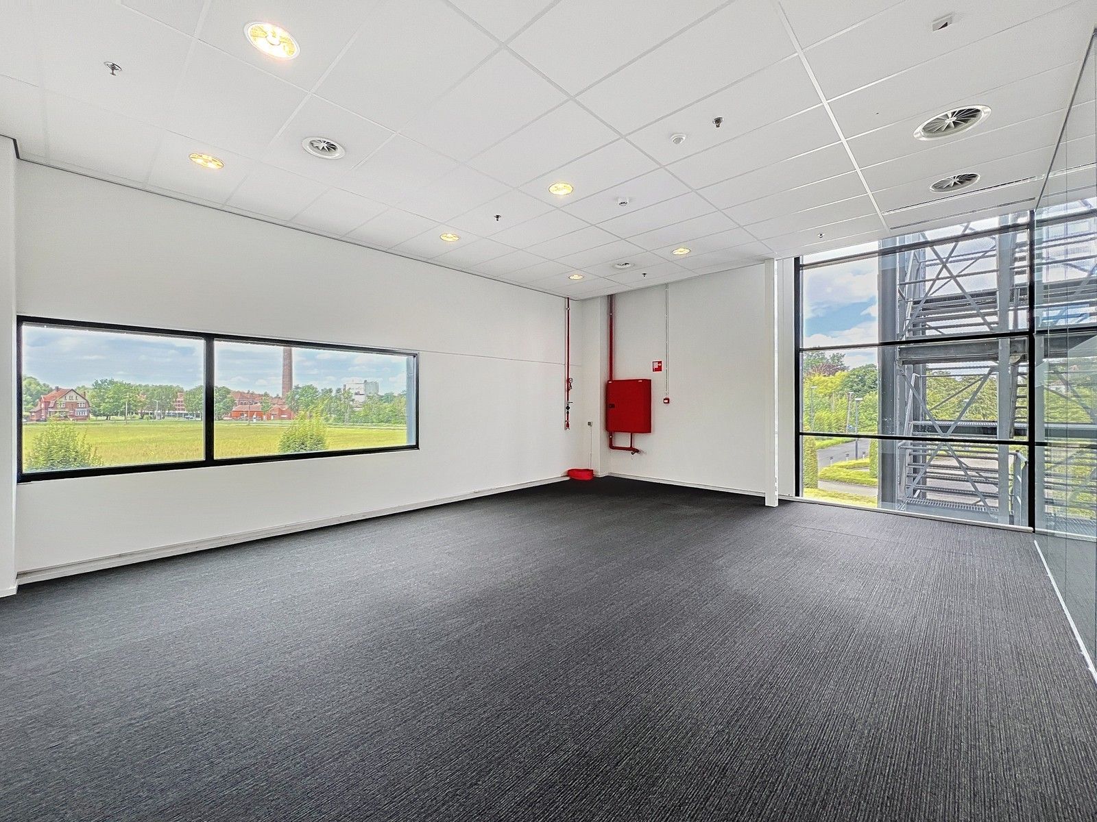 LICHTRIJKE kantoorruimten (1.400 tot 1.800m²) aan ZEER interessante voorwaarden nabij afrit Kortrijk-Oost E17. Onmiddellijk beschikbaar! foto 15