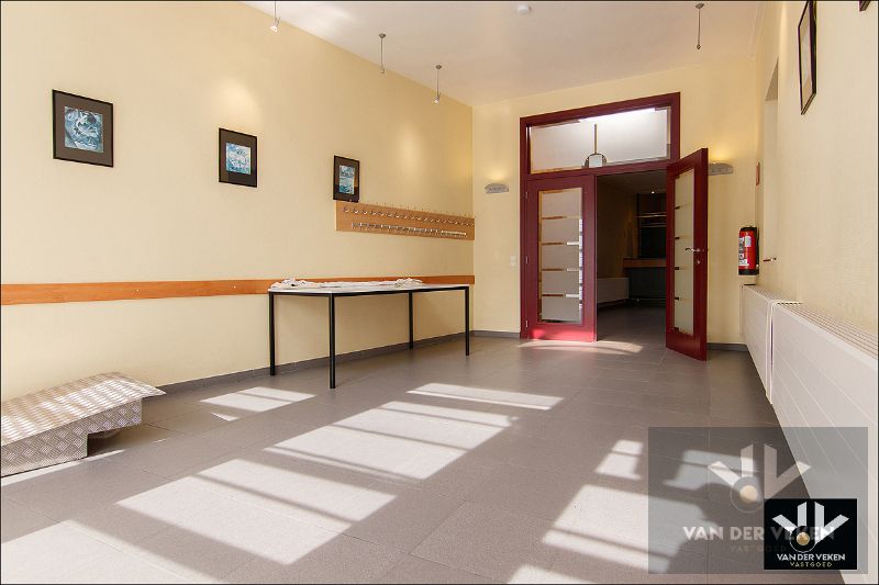 Opbrengsteigendom bestaande uit twee handelsgelijkvloersen (feestzaal/dienstencentrum en een kantoorruimte) en een duplexappartement op interessante zichtlocatie in het centrum van Paal (Beringen), op een steenworp van het op- en afrittencomplex van de autosnelweg E313! foto 7