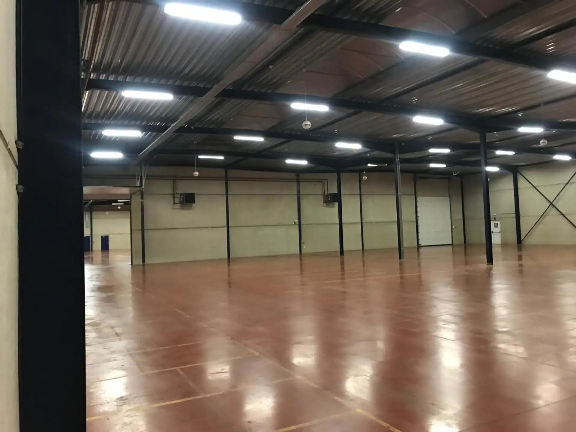 Magazijn 3.024m² met kantoor 432m² te huur foto 6