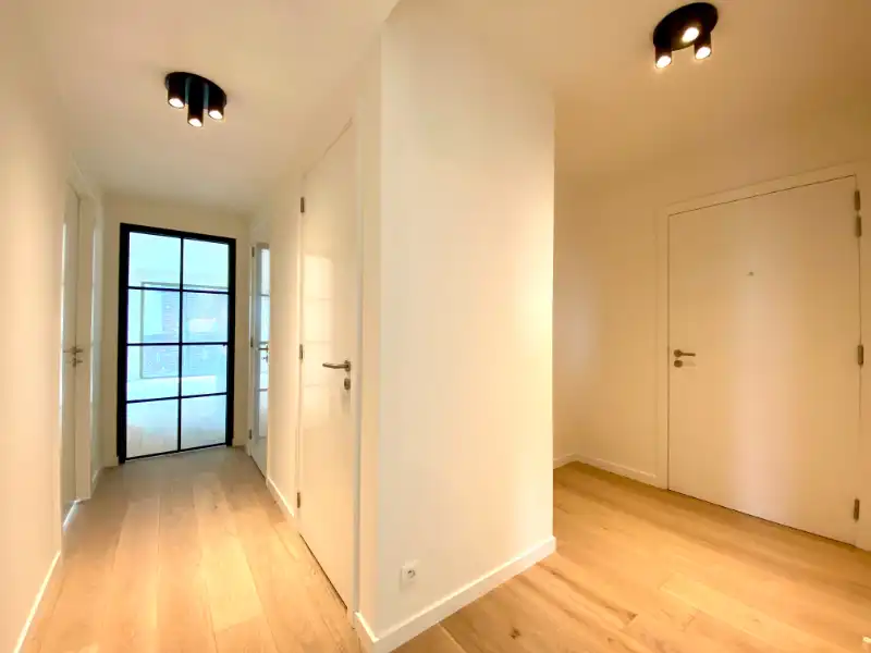 Instapklaar recent appartement met 2 slaapkamers foto 3