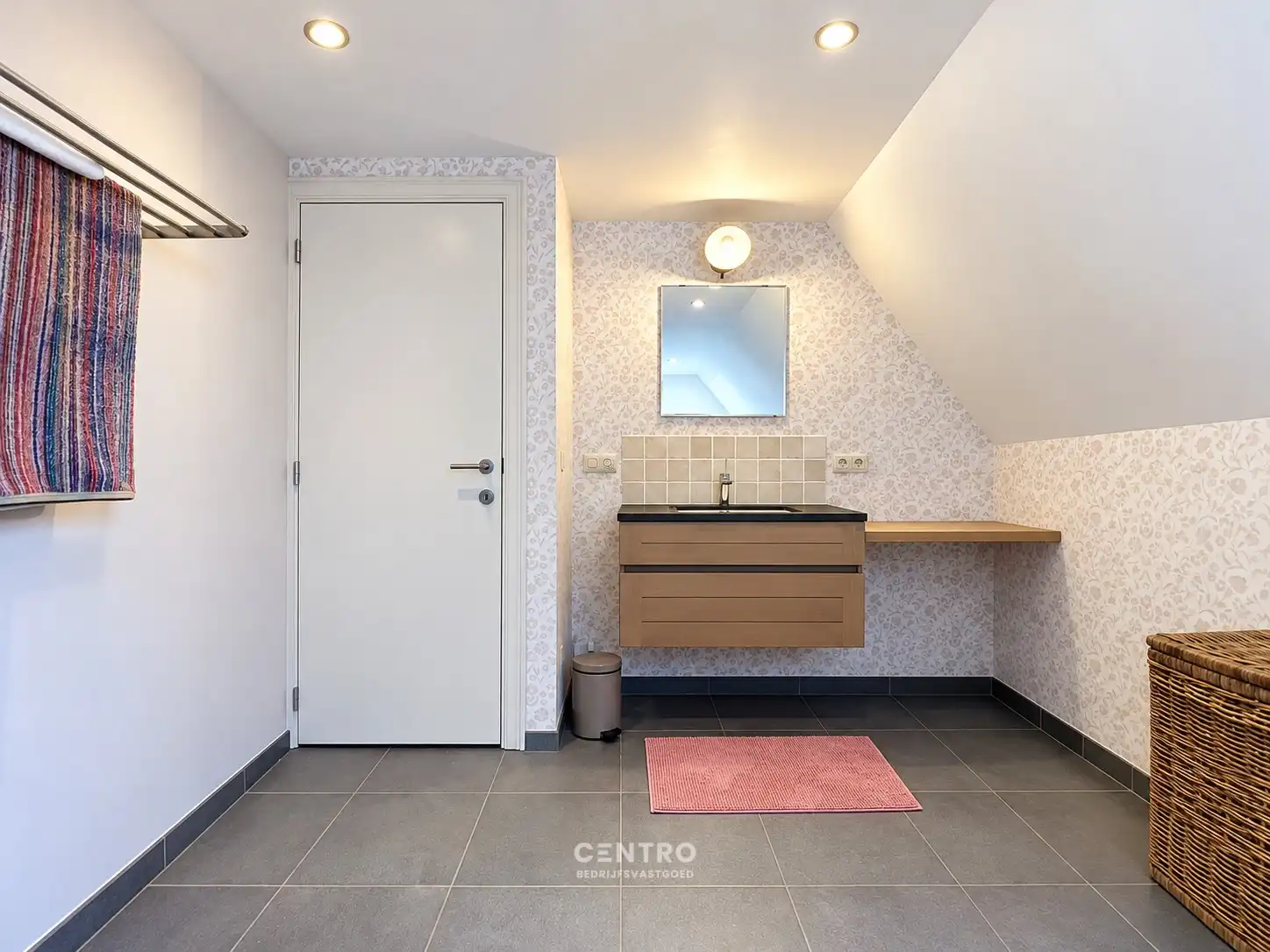 Veelzijdig bedrijfspand met ruim MAGAZIJN, TOONZAAL, KANTOREN EN COMFORTABELE WONING op 1.746 M²! foto 36