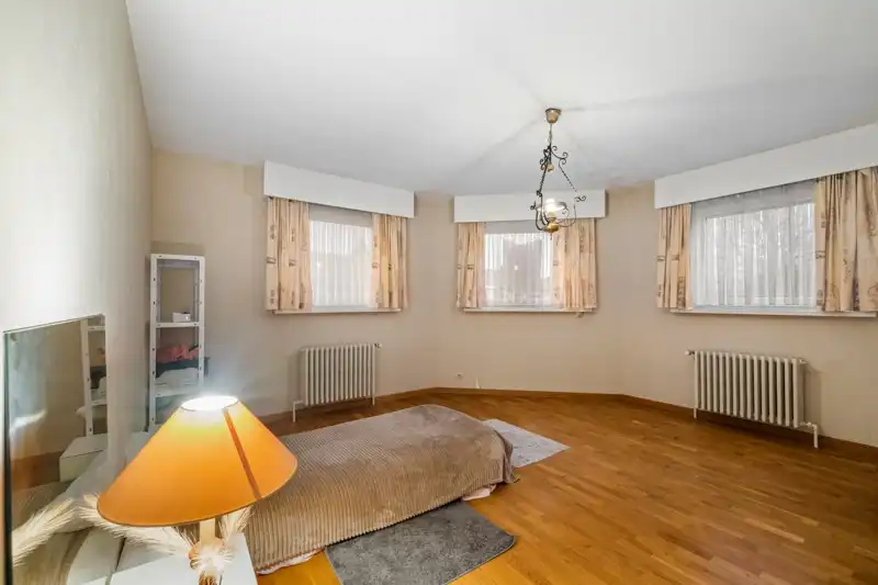 Karaktervolle hoekwoning met 5 slaapkamers en polyvalente handelsruimte foto 12