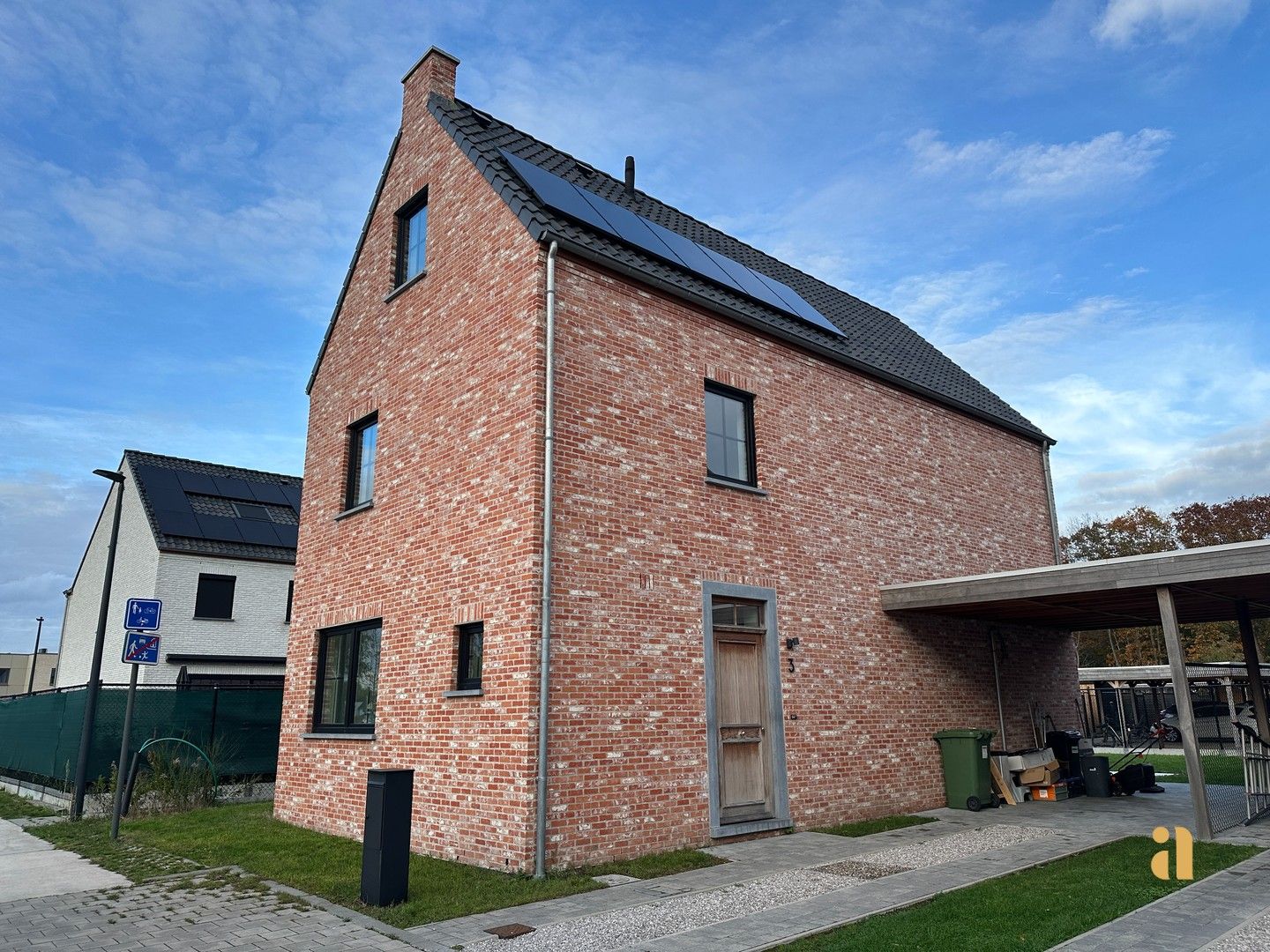 Moderne nieuwbouw waar licht en ruimte samenkomen foto {{pictureIndex}}