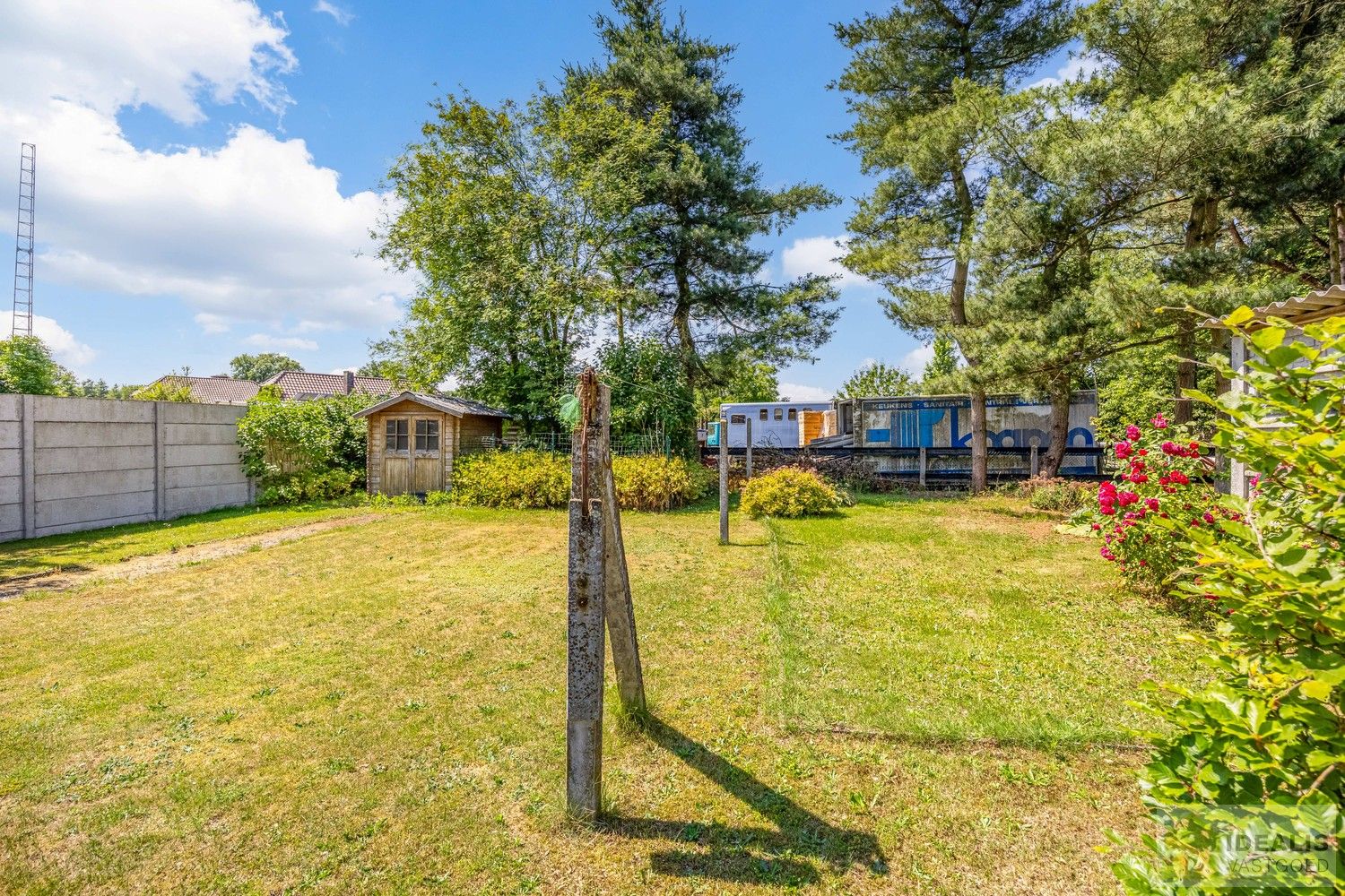 DEALIS VASTGOED – Residentieel gelegen bouwgrond met zicht op groen van maar liefst 12a (1200m²) met een straatbreedte van +- 20m. Momenteel voorzien van een chalet (onvergund) die dienst kan doen als tijdelijke woning. foto 7