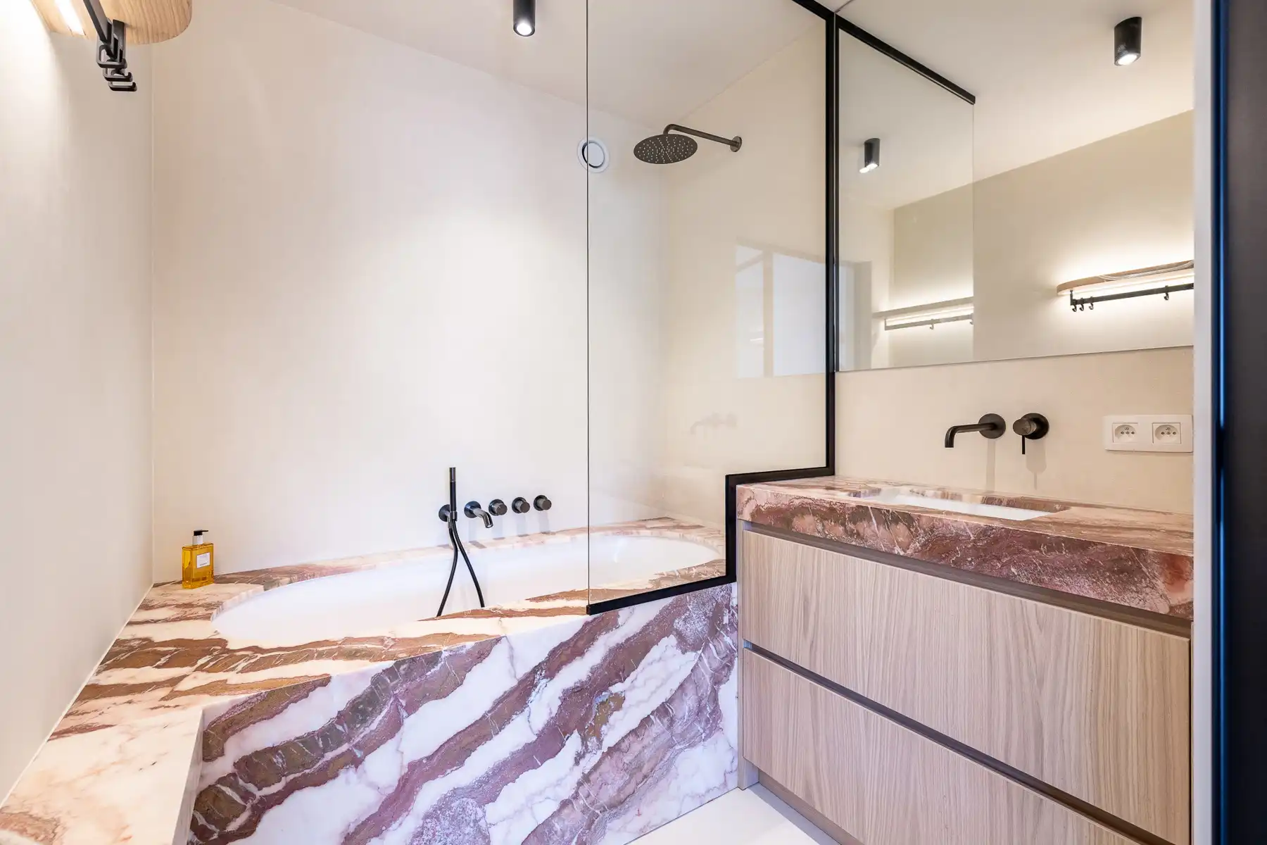 Volledig gerenoveerd appartement op centrale ligging foto 15