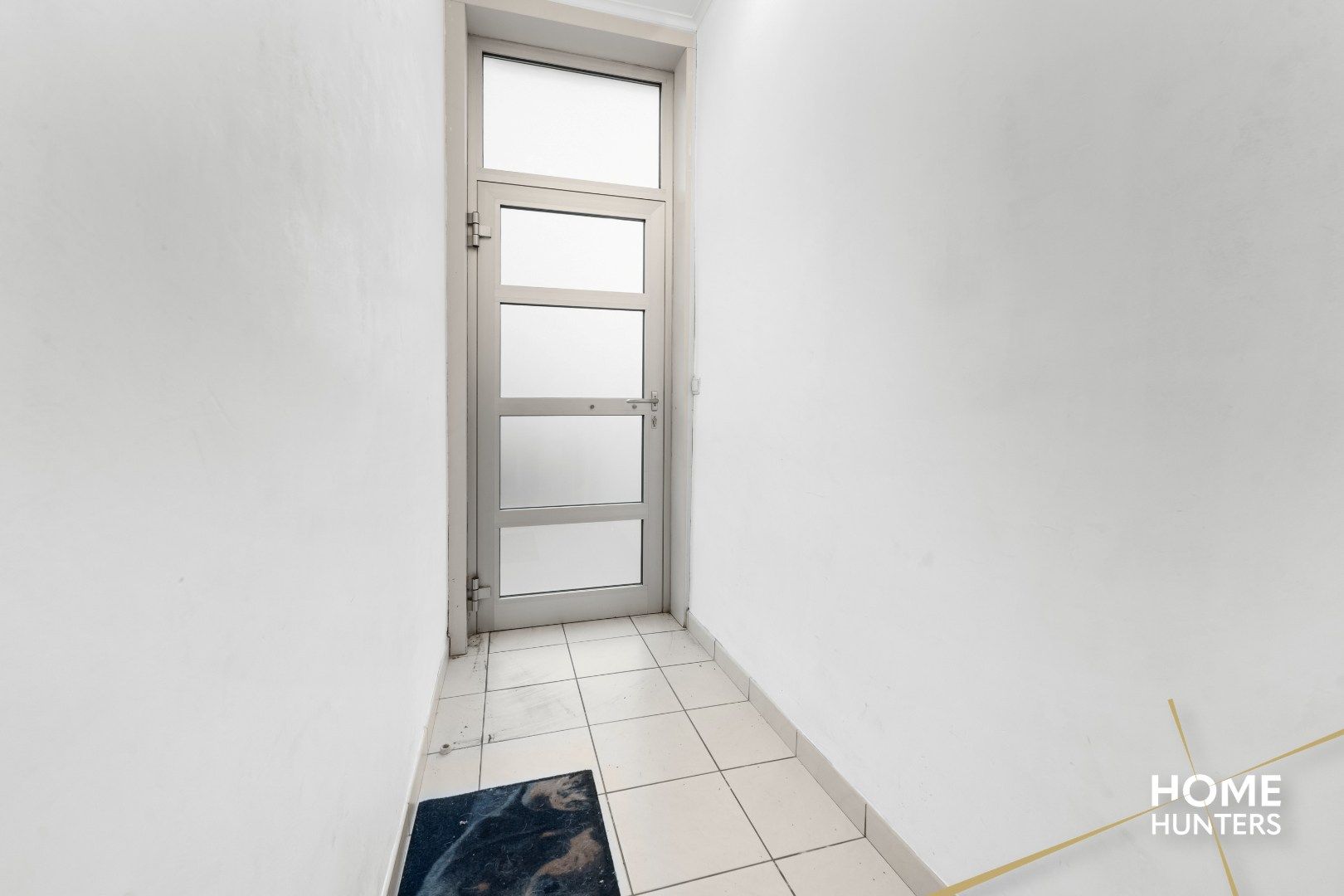 Charmante, op te frissen rijwoning met ruime tuin en 3 slaapkamers foto 3