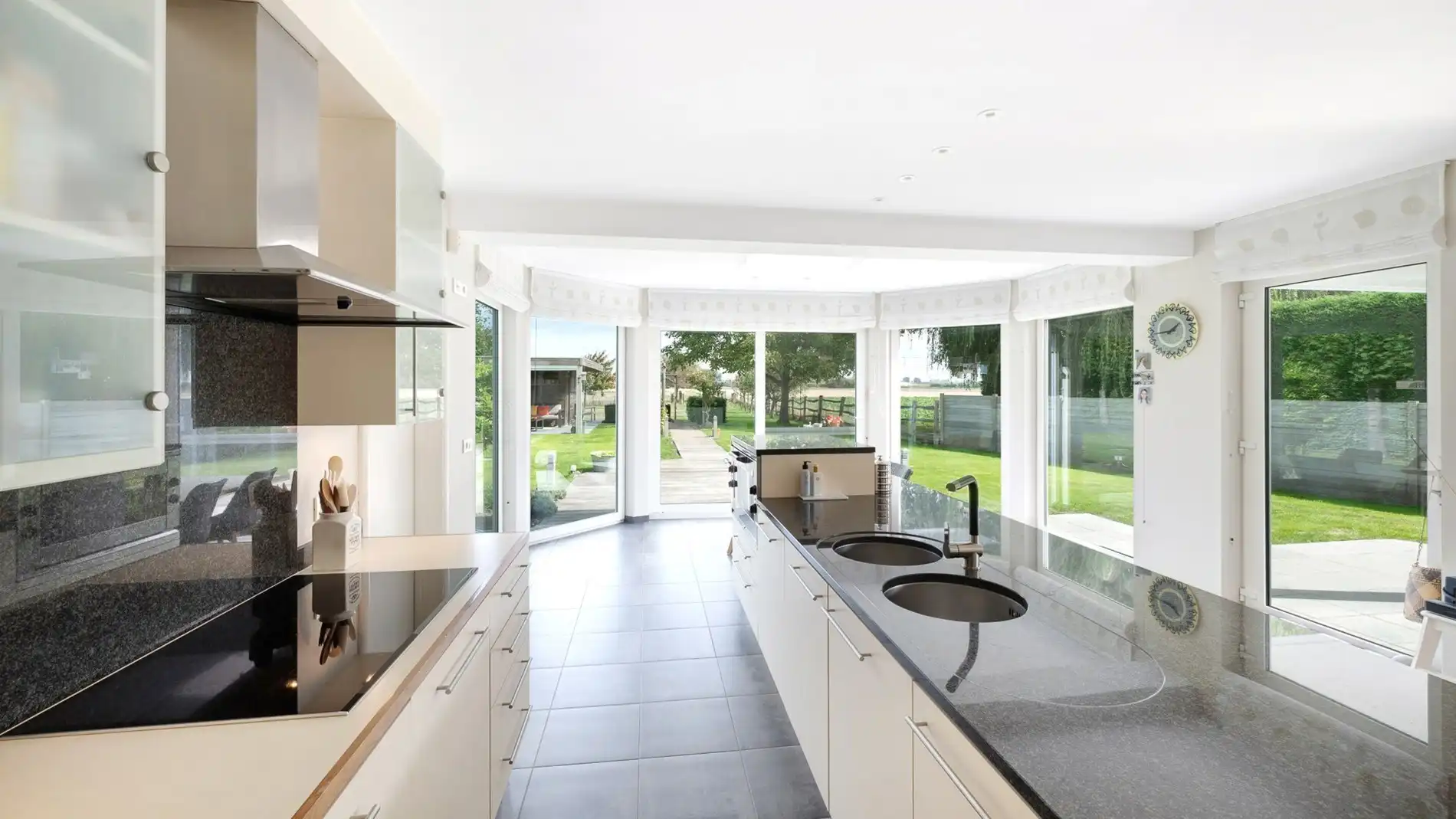 Rustig gelegen villa met open zichten op 1362 m² grond foto 8