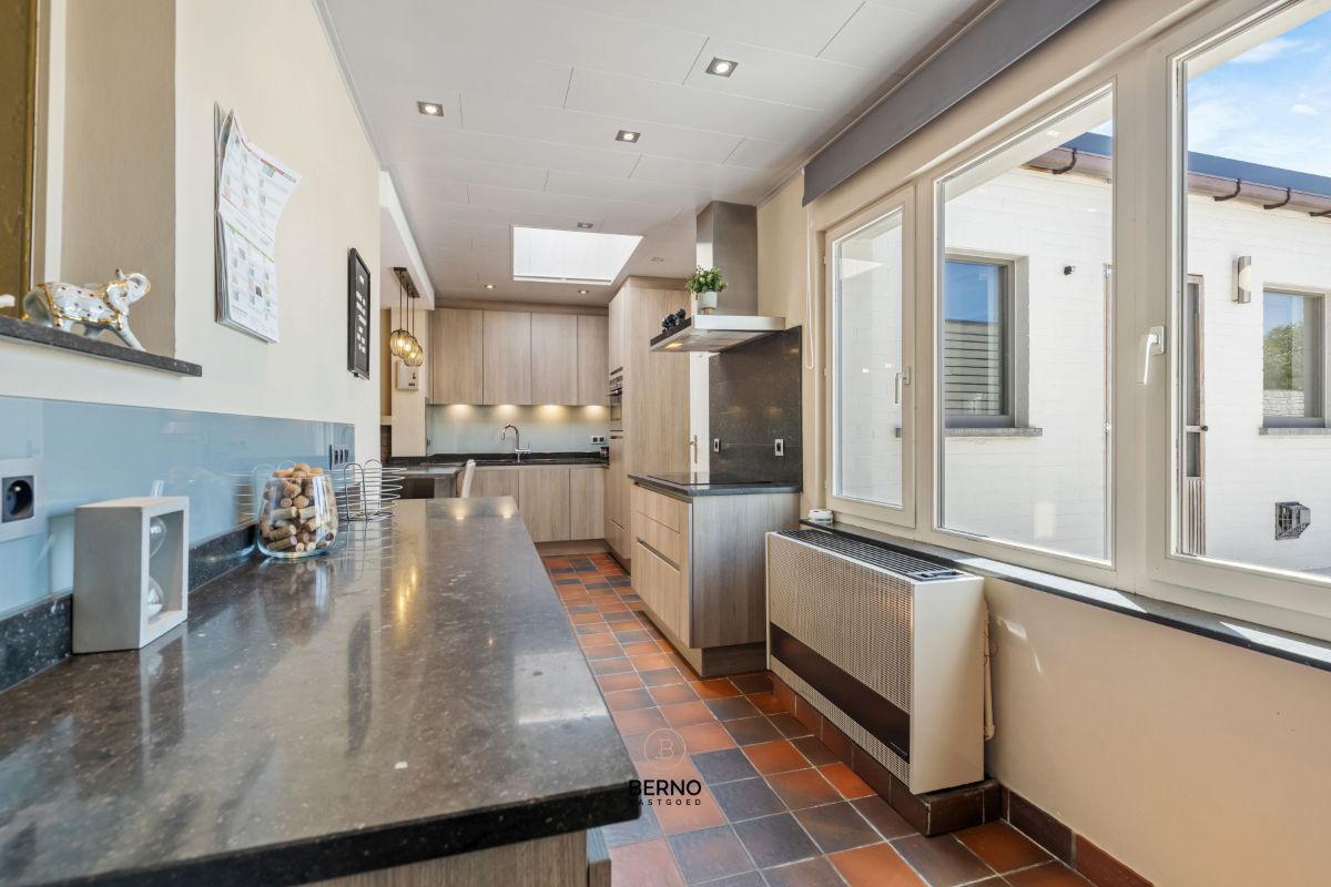 Instapklare rijwoning met 3 slaapkamers, ruime garage en zongerichte tuin. foto 6