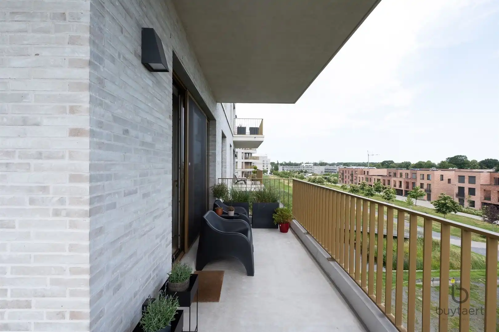 WONEN IN STIJL: een knap 2-slaapkamer appartement op de 3de verdieping met terras te Deurne-Zuid! foto 9