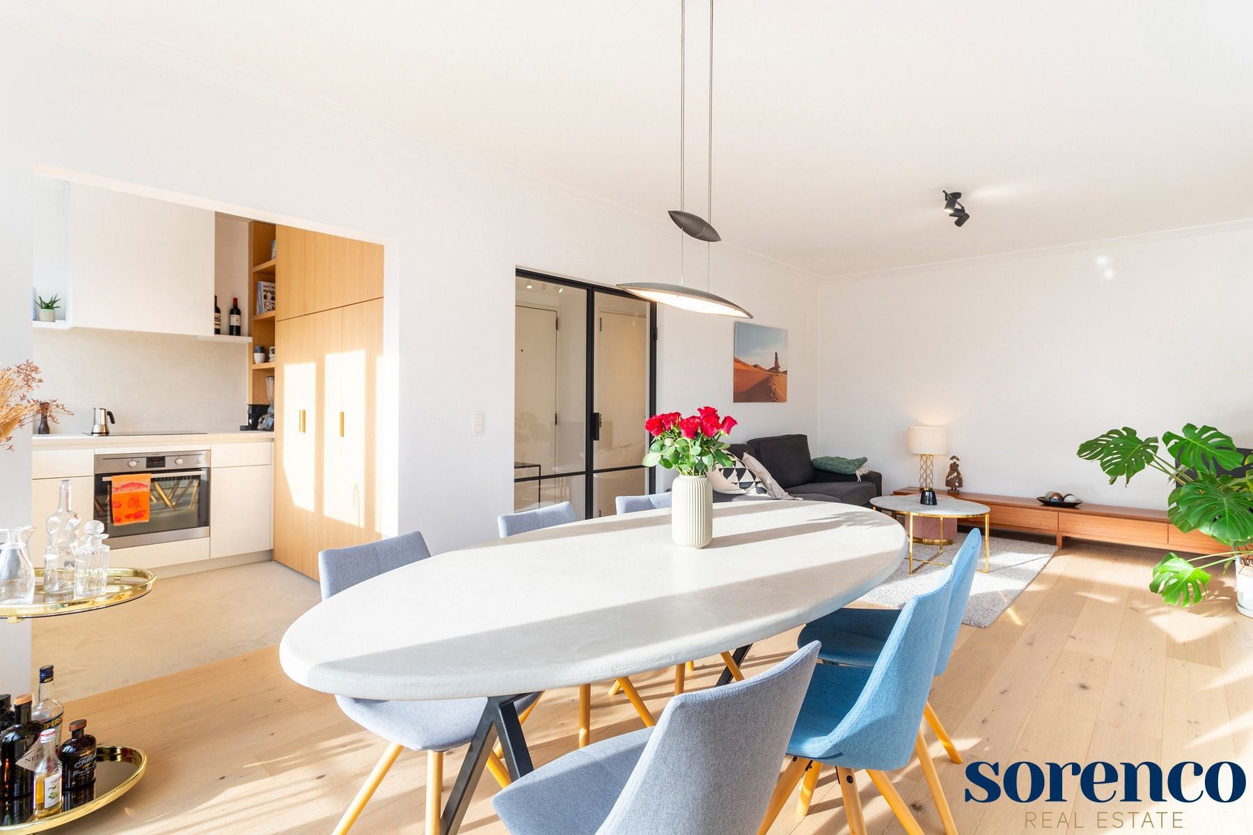 Ruim en licht instap klaar 2 slaapkamer appartement! foto 3