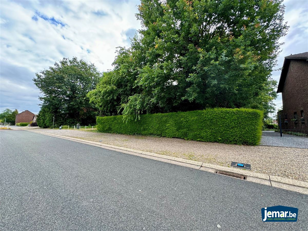 Royale bouwgrond voor halfopen bebouwing van maar liefst 17a28ca! foto {{pictureIndex}}