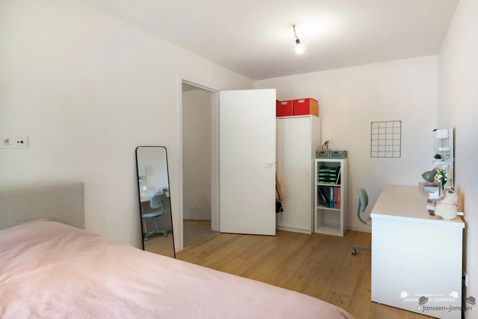 Moderne halfopen bebouwing uit 2024 met hoogwaardige afwerking foto 16