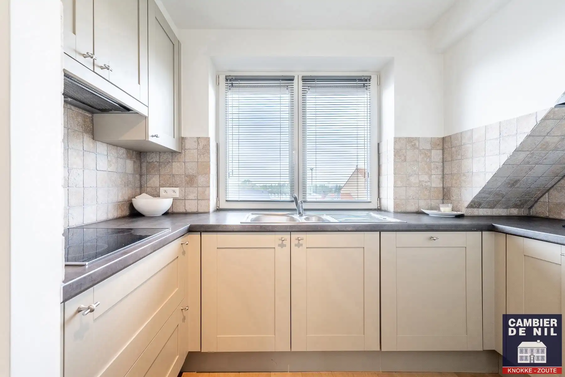 Instapklaar, gemeubeld appartement nabij de zeedijk te Duinbergen foto 9