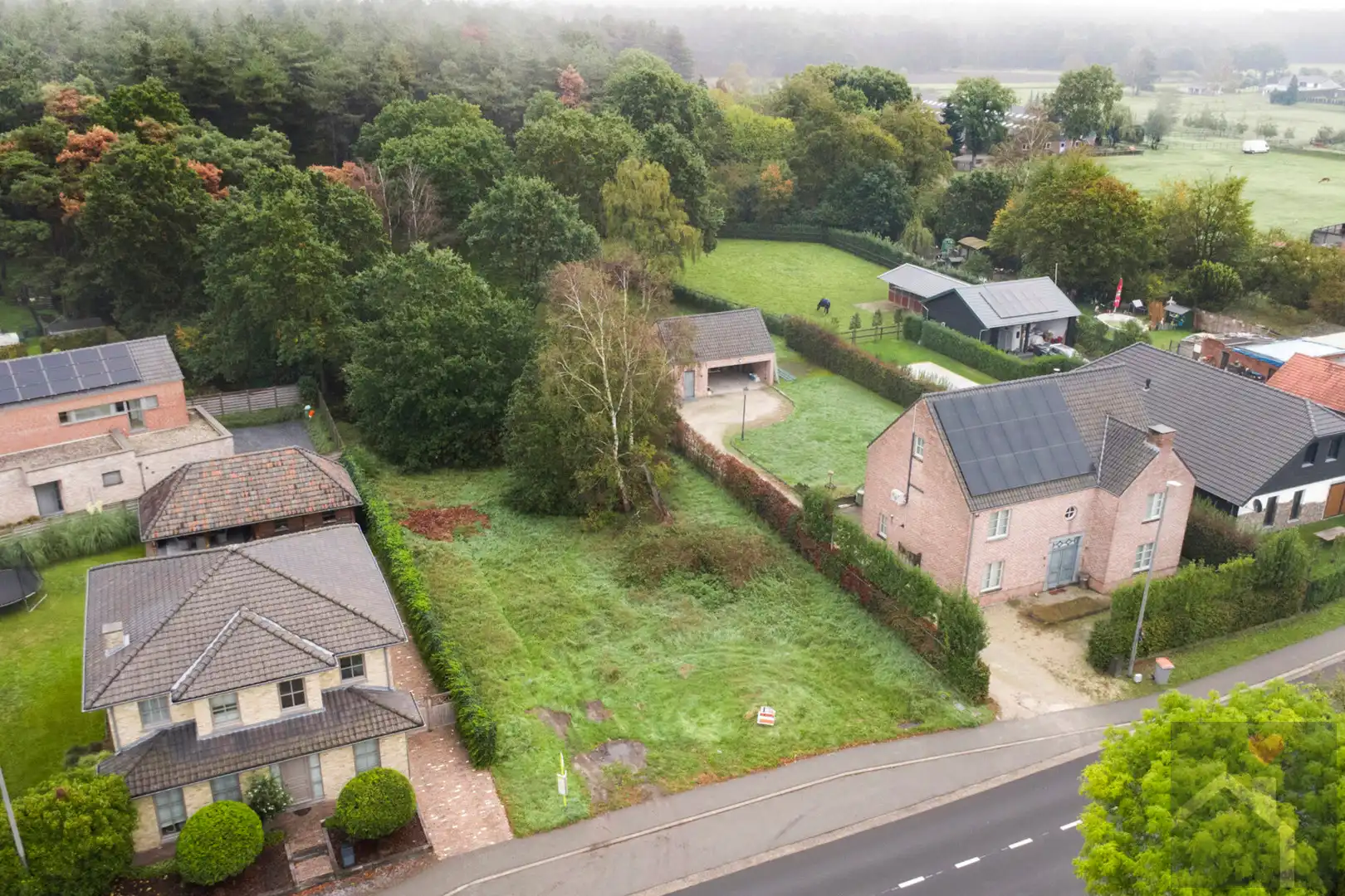🌳 Ruime bouwgrond met uitzonderlijk groene ligging, maar liefst 26a 88ca! foto {{pictureIndex}}