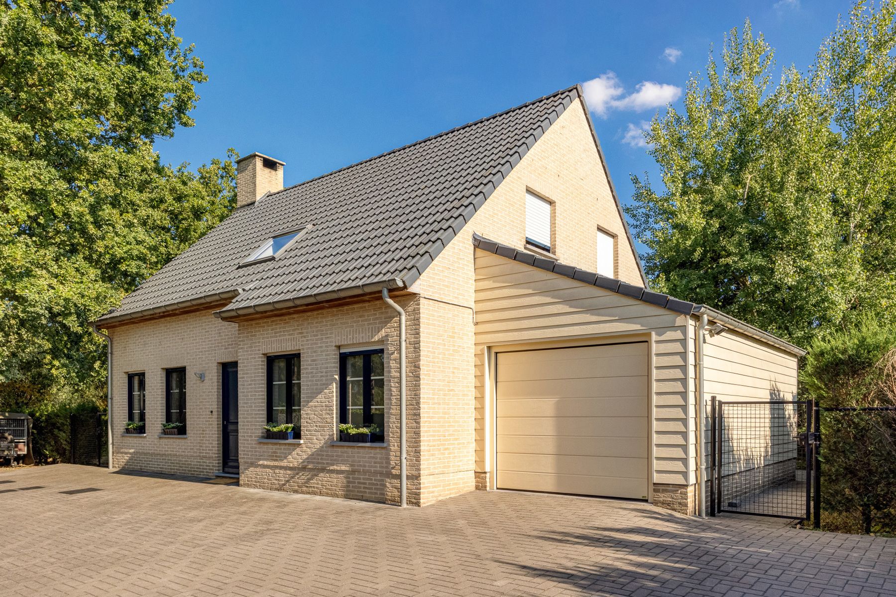 Woning met 5 slaap- + 2 badkamers op de grens met Brasschaat foto 2
