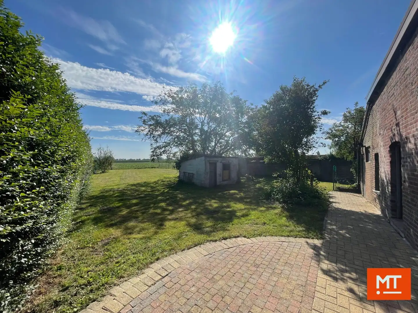Alleenstaande woning te huur met 3 slaapkamers, 2 garages en tuin te Kruiseke foto 2