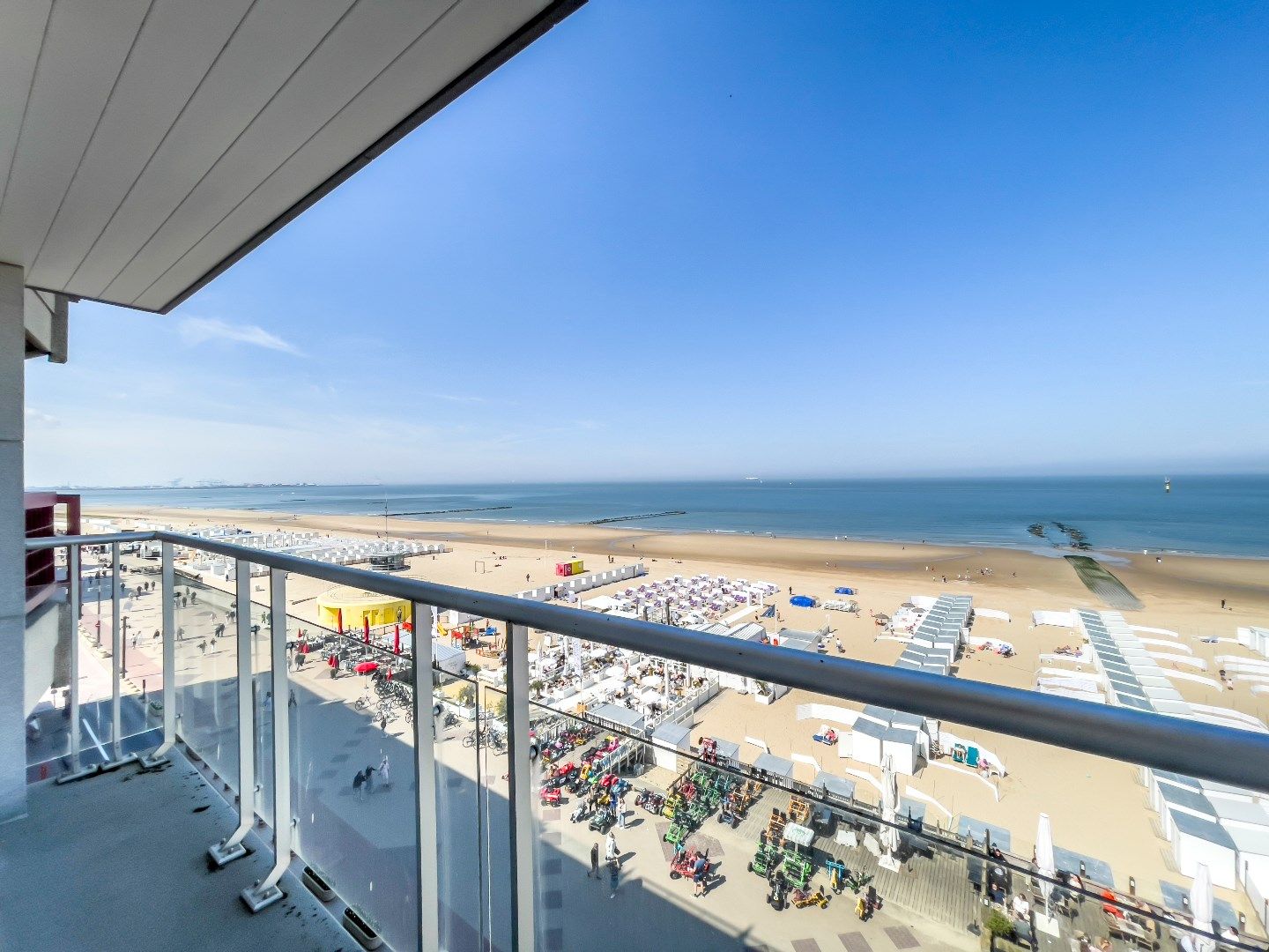 Gemeubeld appartement met frontaal zeezicht gelegen vlakbij het Lichttorenplein. foto {{pictureIndex}}