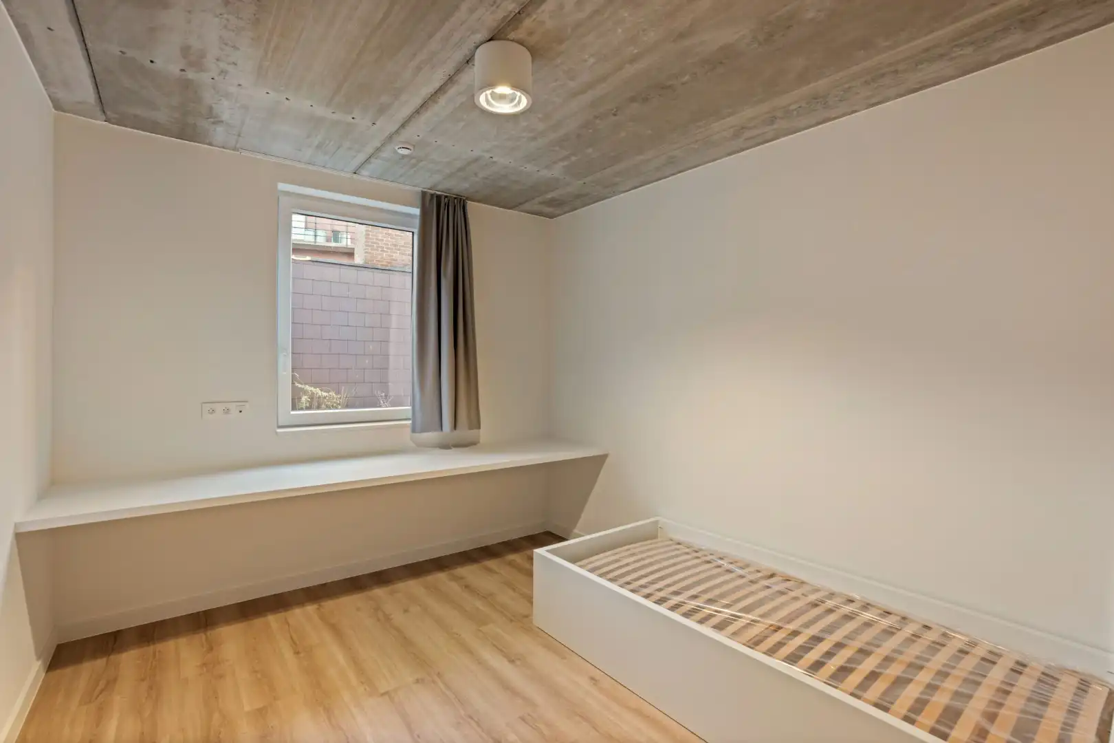 Gelijkvloerse nieuwbouwstudentenkamer met privébadkamer in hartje Kortrijk foto 6