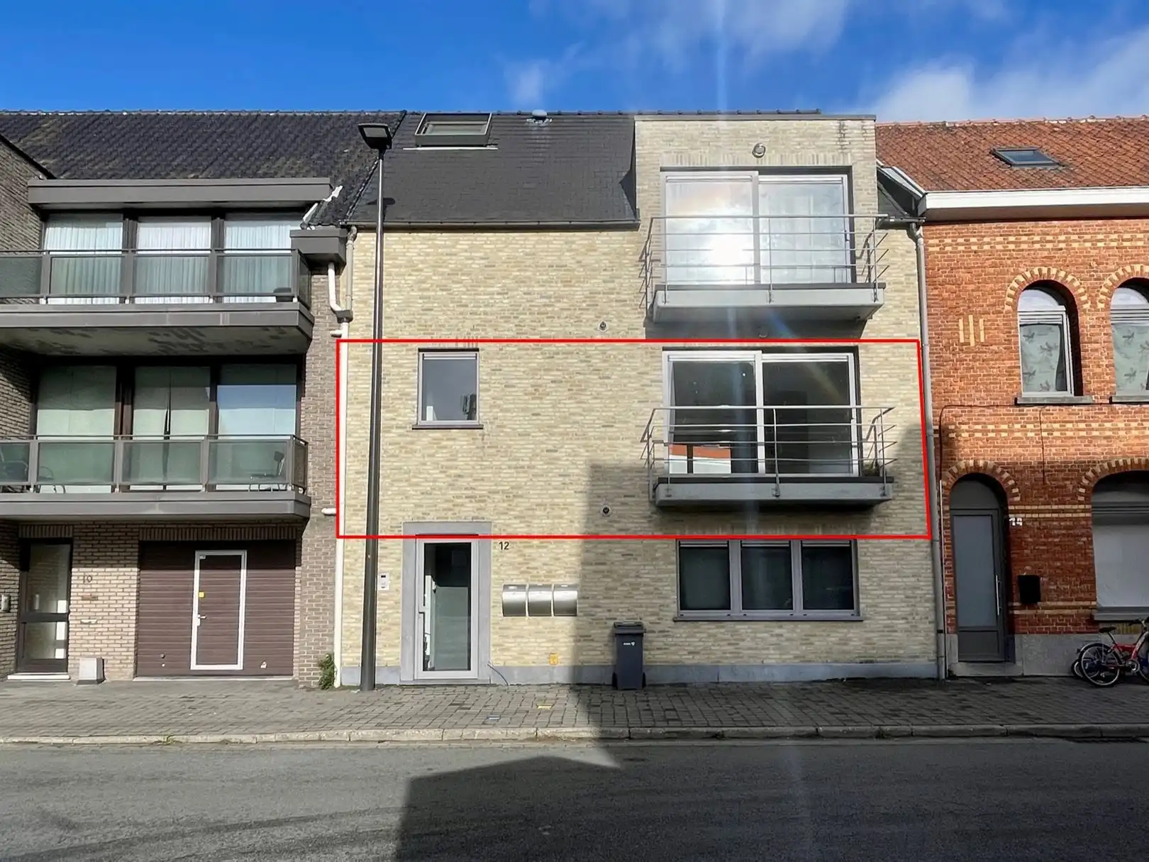 Instapklaar recent appartement aan stadsrand van Sint-Niklaas foto {{pictureIndex}}