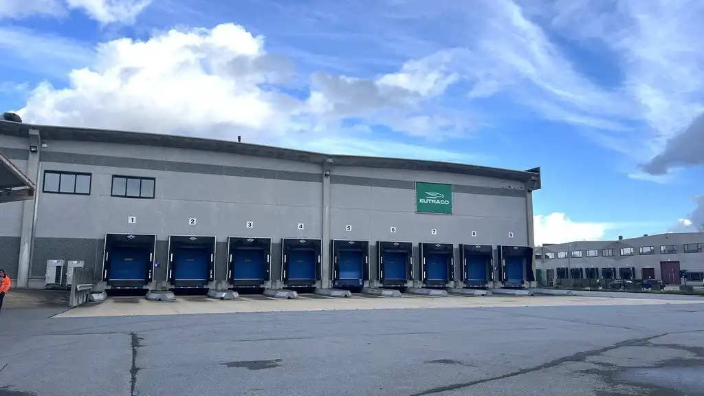 Logistieke loodsen met laadkades vlakbij R42 in Sint-Niklaas foto 2