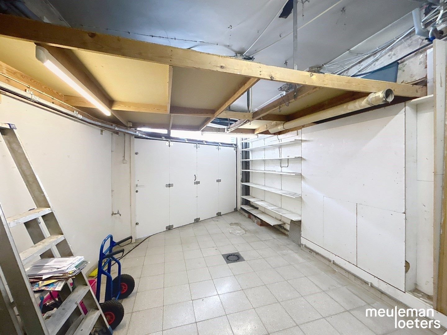 Ruime rijwoning nabij het commercieel centrum van Roeselare foto 24