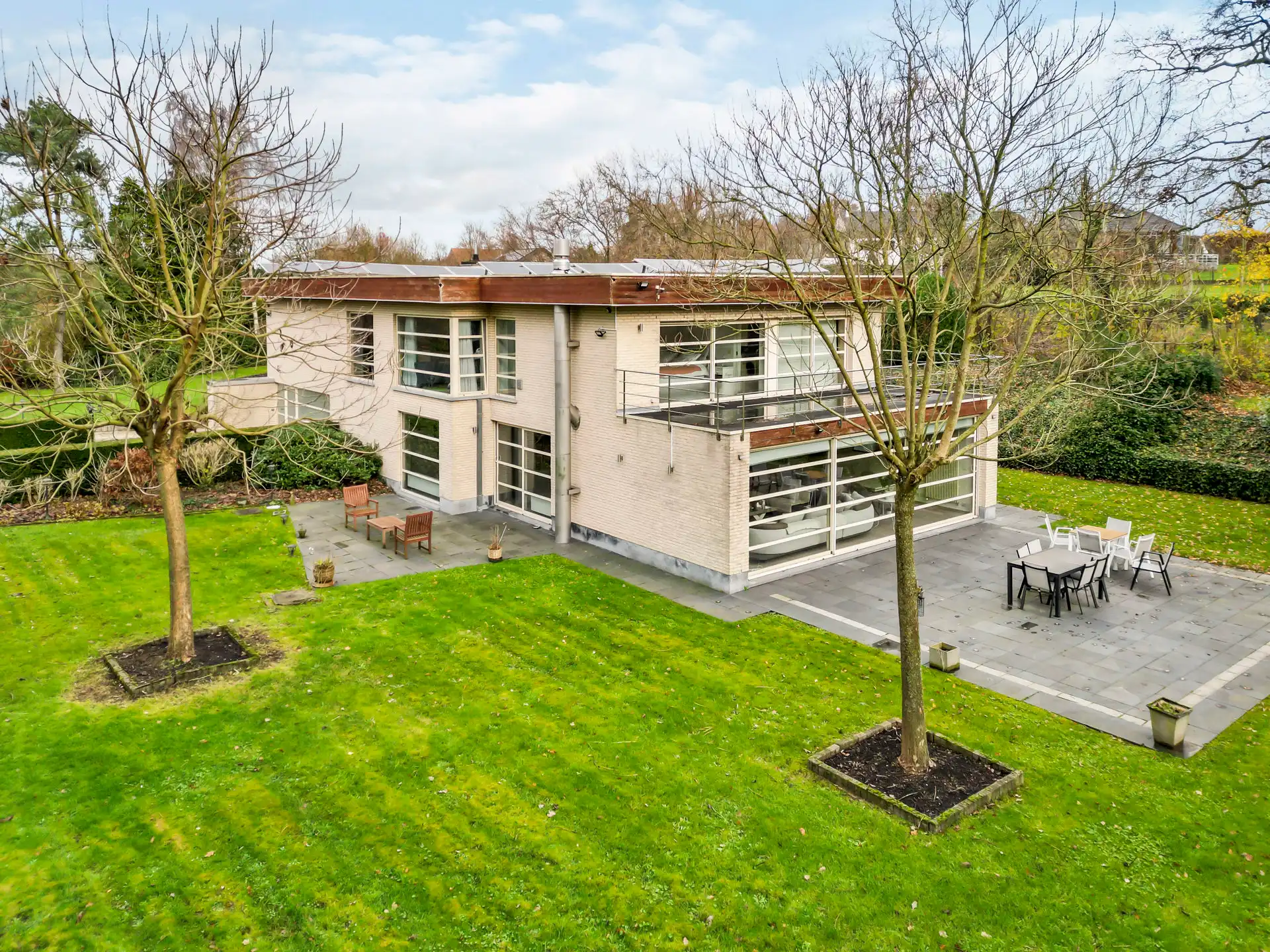 Prachtige villa 330m² met 4 kamers op een grond van 4017m² foto {{pictureIndex}}