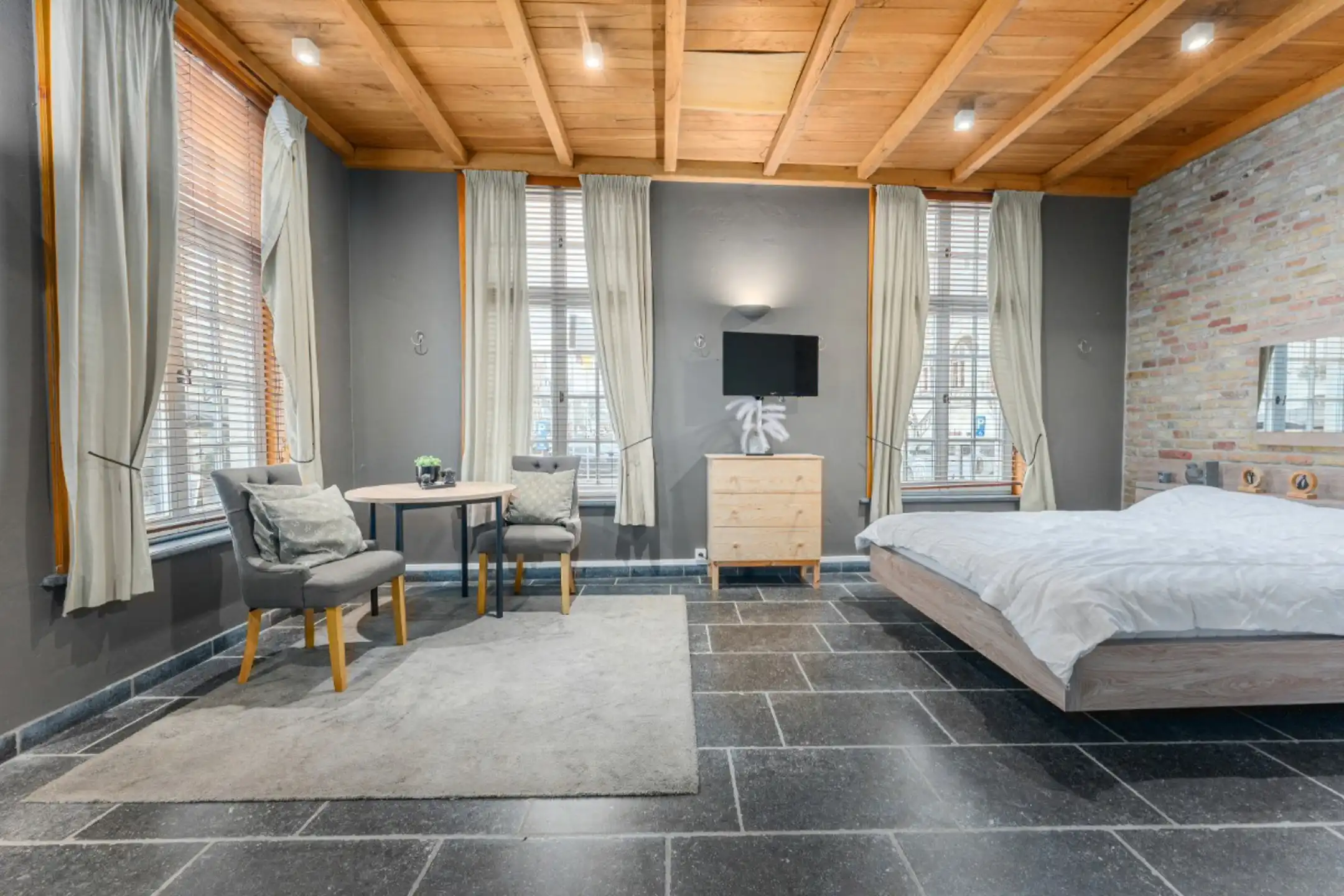 Zeer ruime woning met 5 slaapkamers, veel potentieel. foto 14